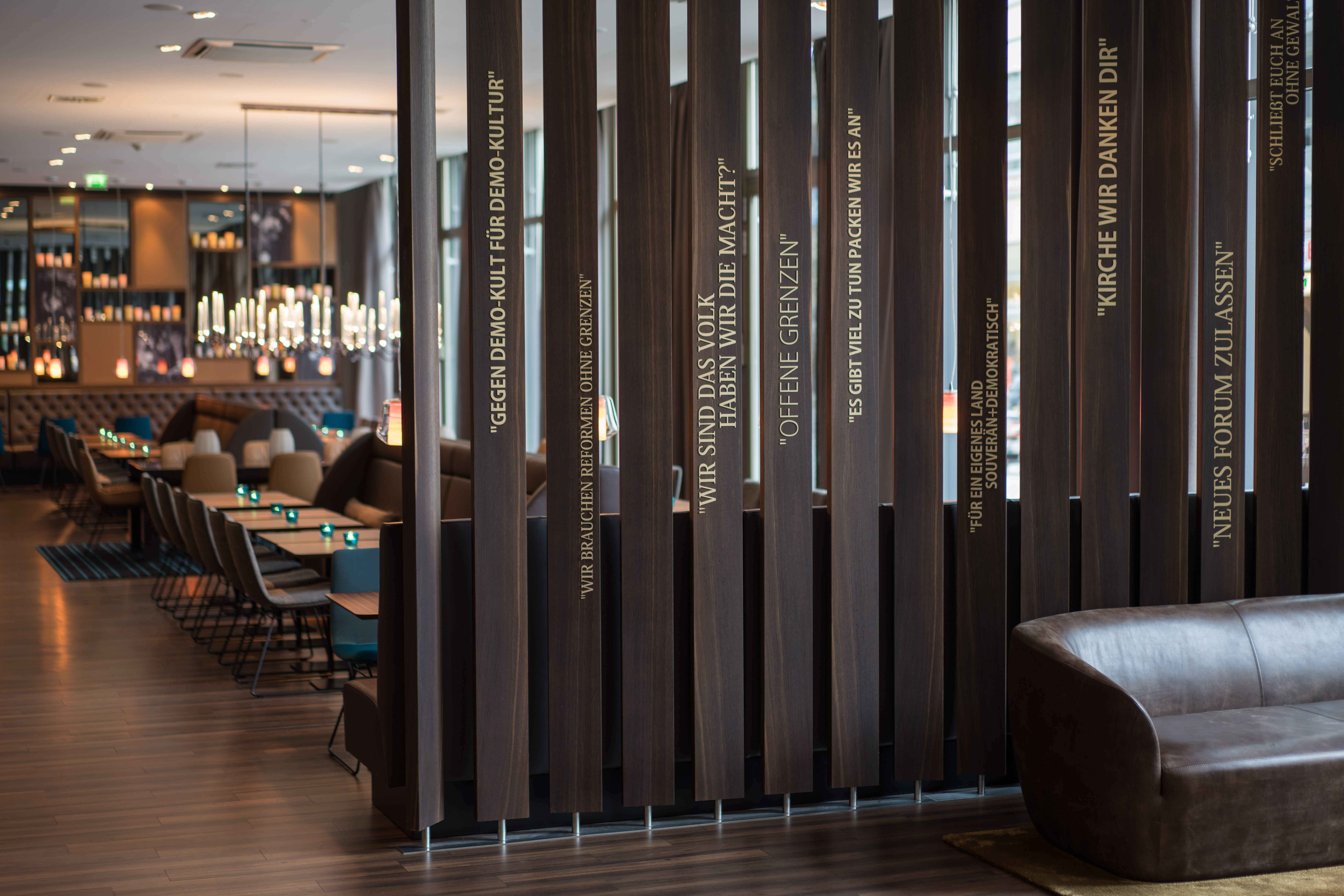 Hotel Leipzig Nikolaikirche Motel One mehrere Tische und Stühle