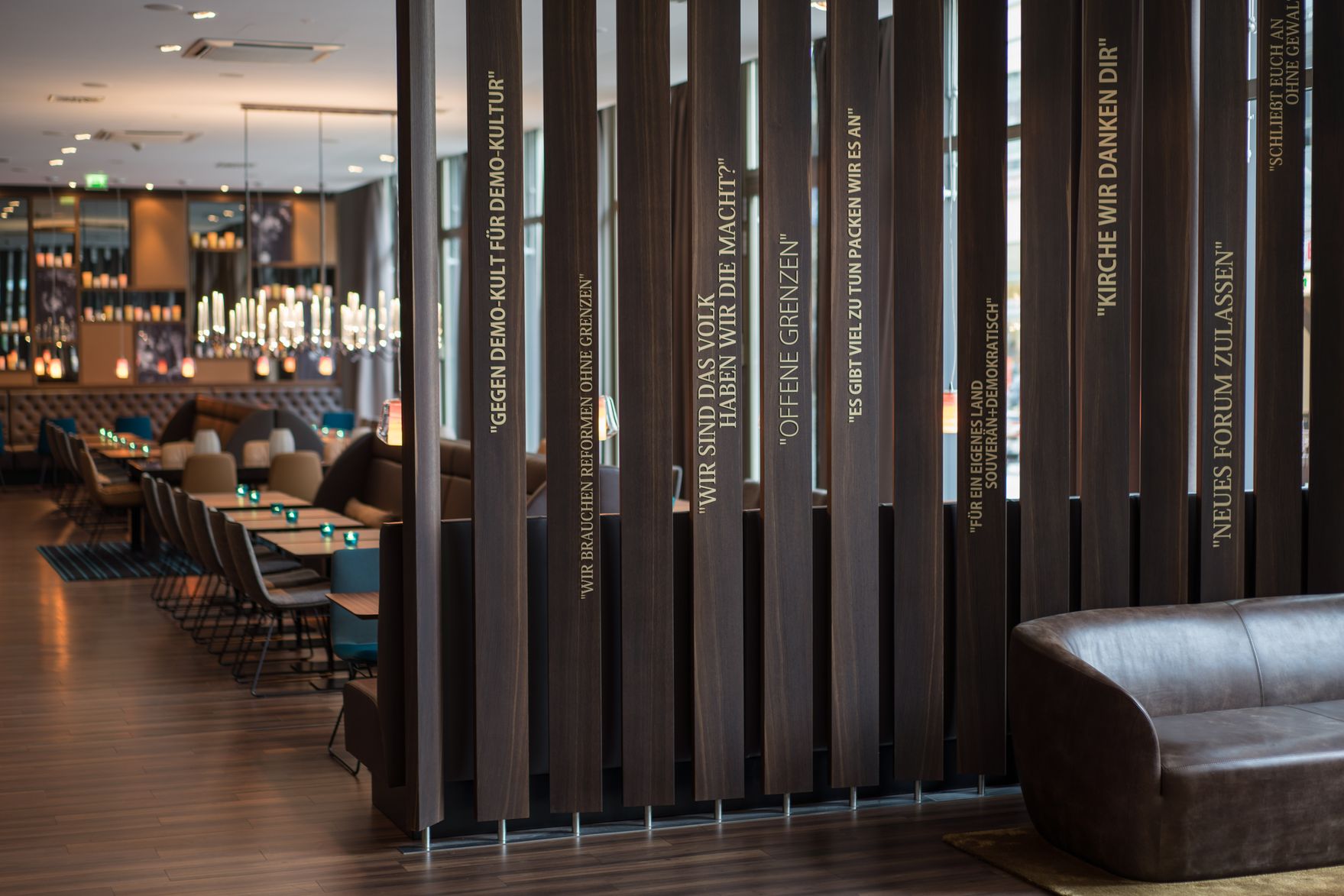 Hotel Leipzig Nikolaikirche Motel One mehrere Tische und Stühle