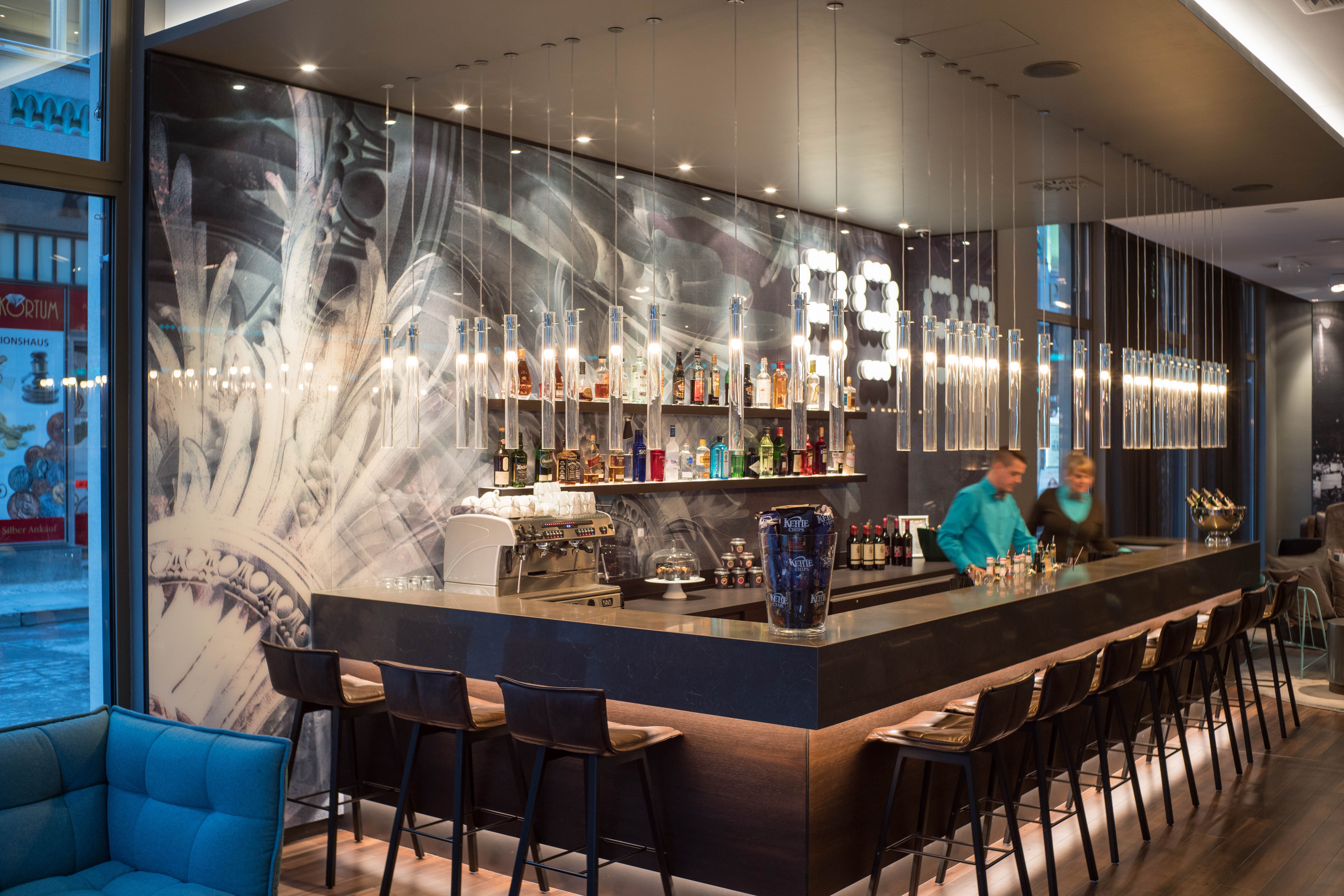 Hotel Leipzig Nikolaikirche Motel One Bar mit zwei Mitarbeitenden