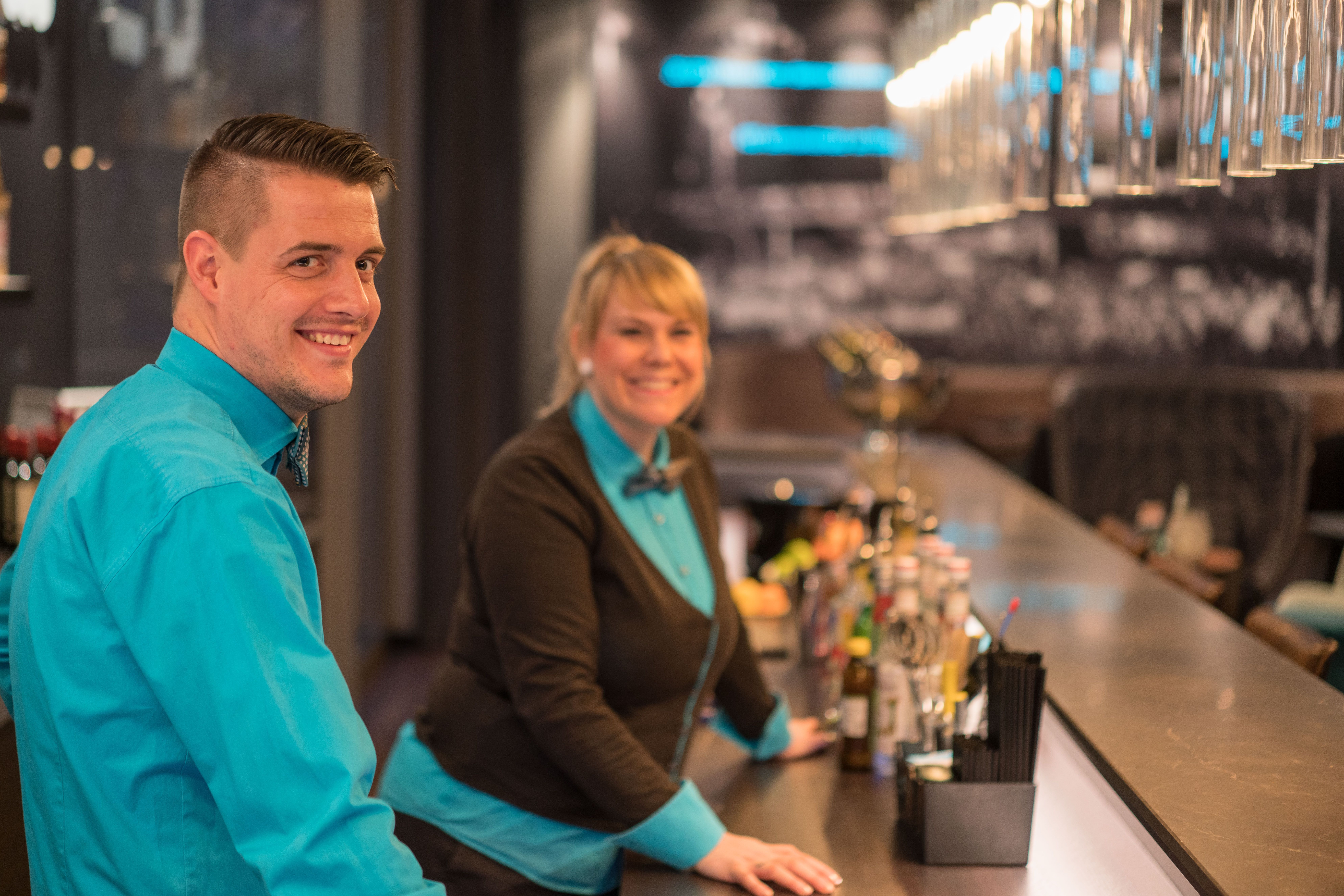 Hotel Leipzig Nikolaikirche Motel One Nahaufnahme von zwei Mitarbeitenden an der Bar