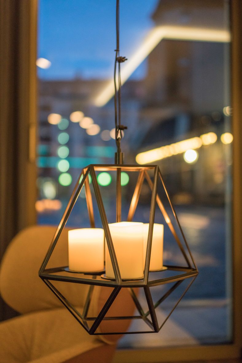 Hotel Leipzig Nikolaikirche Motel One Nahaufnahme offene Lampe mit vier Kerzen