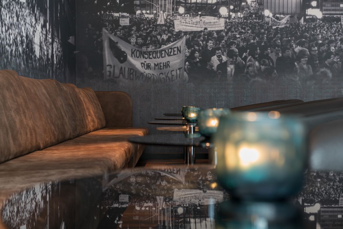 Designhotel Leipzig Nikolaikirche Motel One Nahaufnahme Couch mit mehreren Tischen und Kerzen