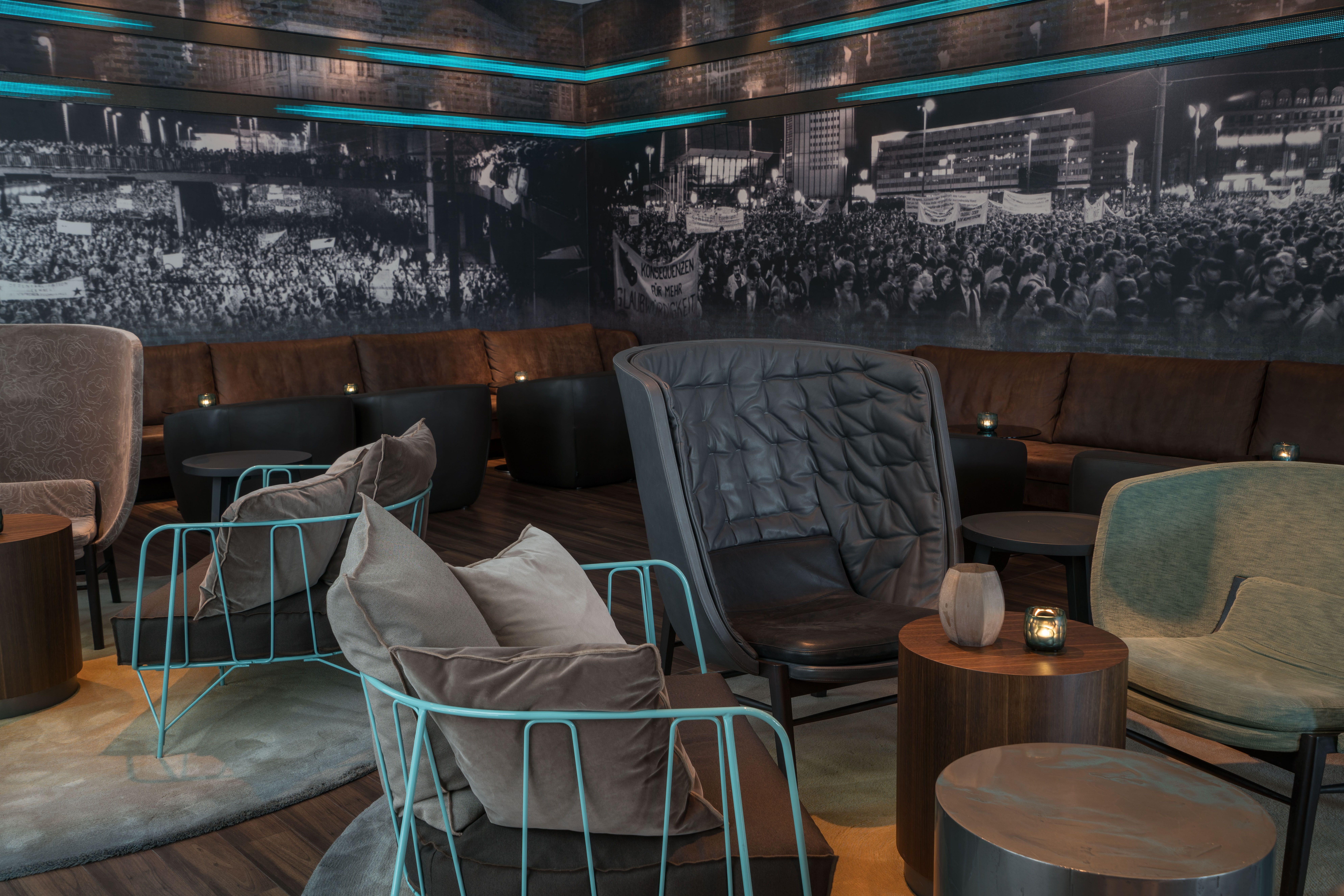 Designhotel Leipzig Nikolaikirche Motel One Lounge mit gemütlichen Sesseln und Couches