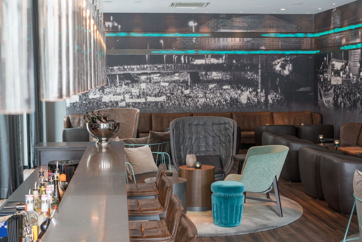 Hotel Leipzig Nikolaikirche Motel One Bar mit Barhockern sowie mehrere Sessel in der Lounge