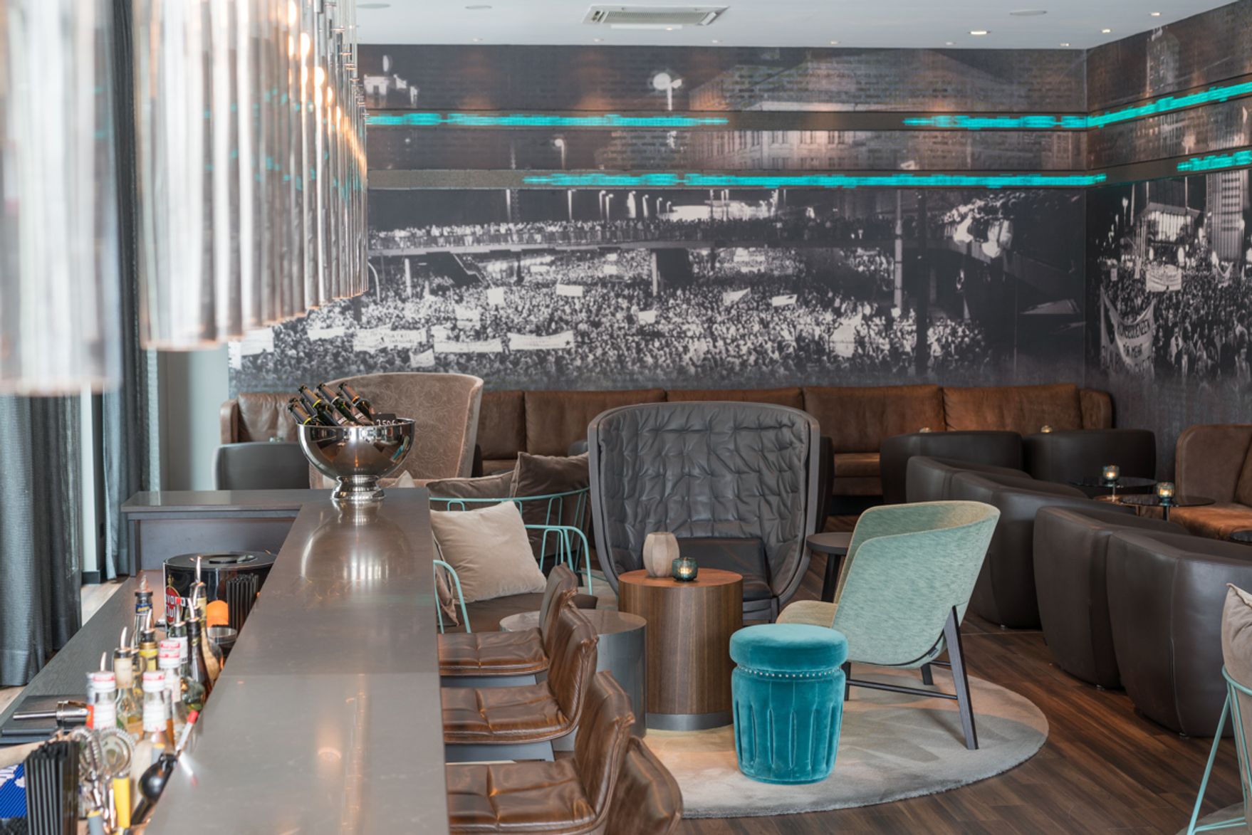 Hotel Leipzig Nikolaikirche Motel One Bar mit Barhockern sowie mehrere Sessel in der Lounge