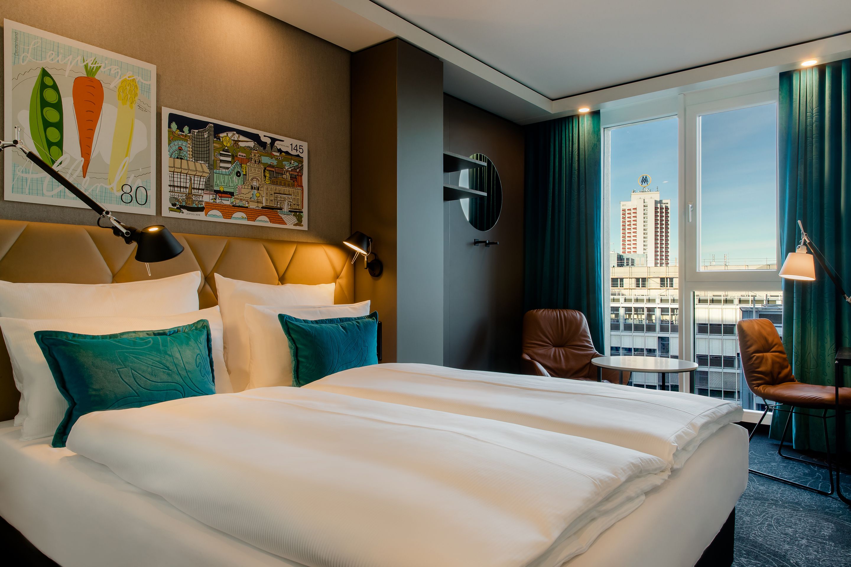 Hotel Motel One Leipzig-Post helles Zimmer mit Doppelbett