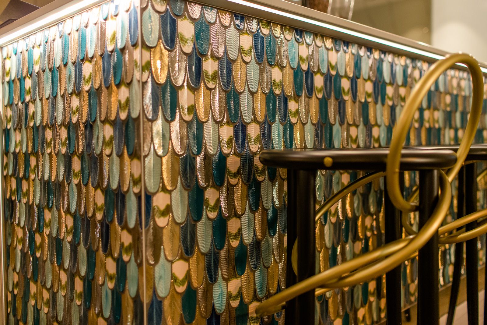 Hotel Linz Hauptplatz Motel One Nahaufnahme Bar und Barhocker