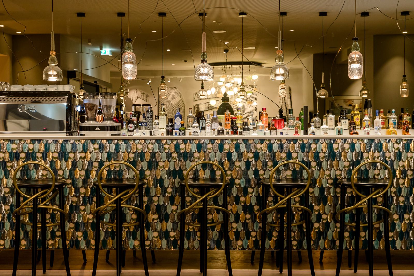 Designhotel Linz Hauptplatz Motel One Blick auf die Bar mit Barhockern