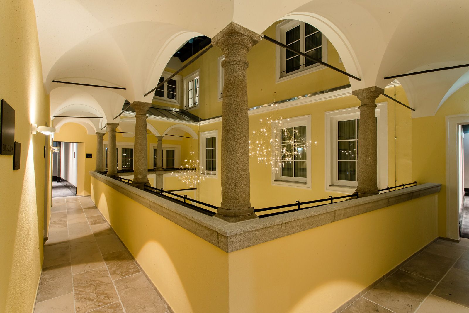 Hotel Linz Hauptplatz Motel One offener, überdachter Gang mit Blick in Richtung Innnenhof