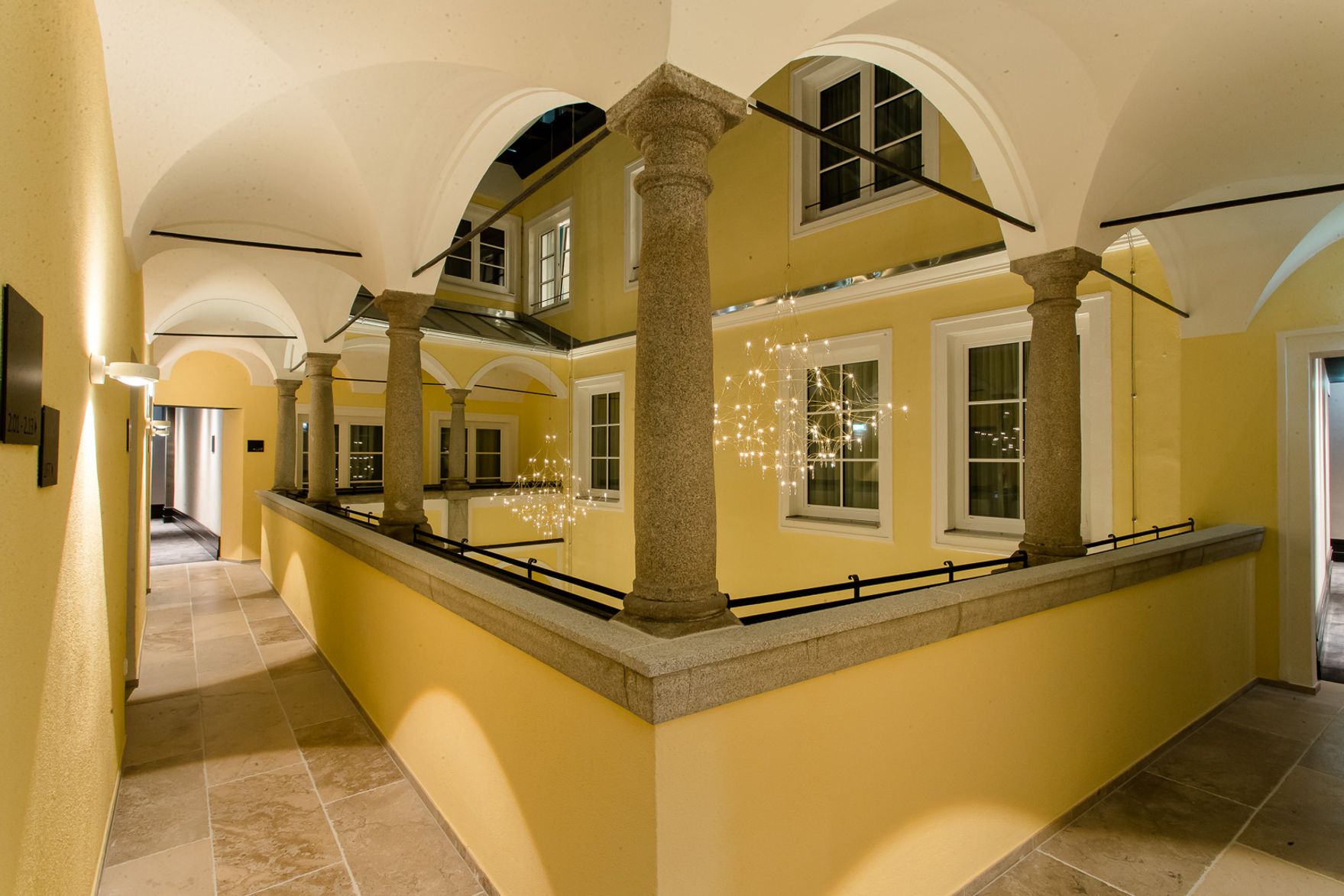 hotel Linz Hauptplatz Motel One open, covered corridor with a view towards the inner courtyard