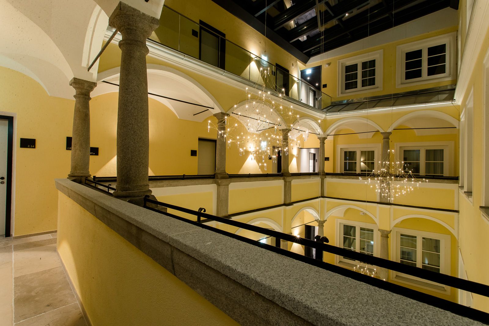 Hotel Linz Hauptplatz Motel One Blick auf gelbe Fassade