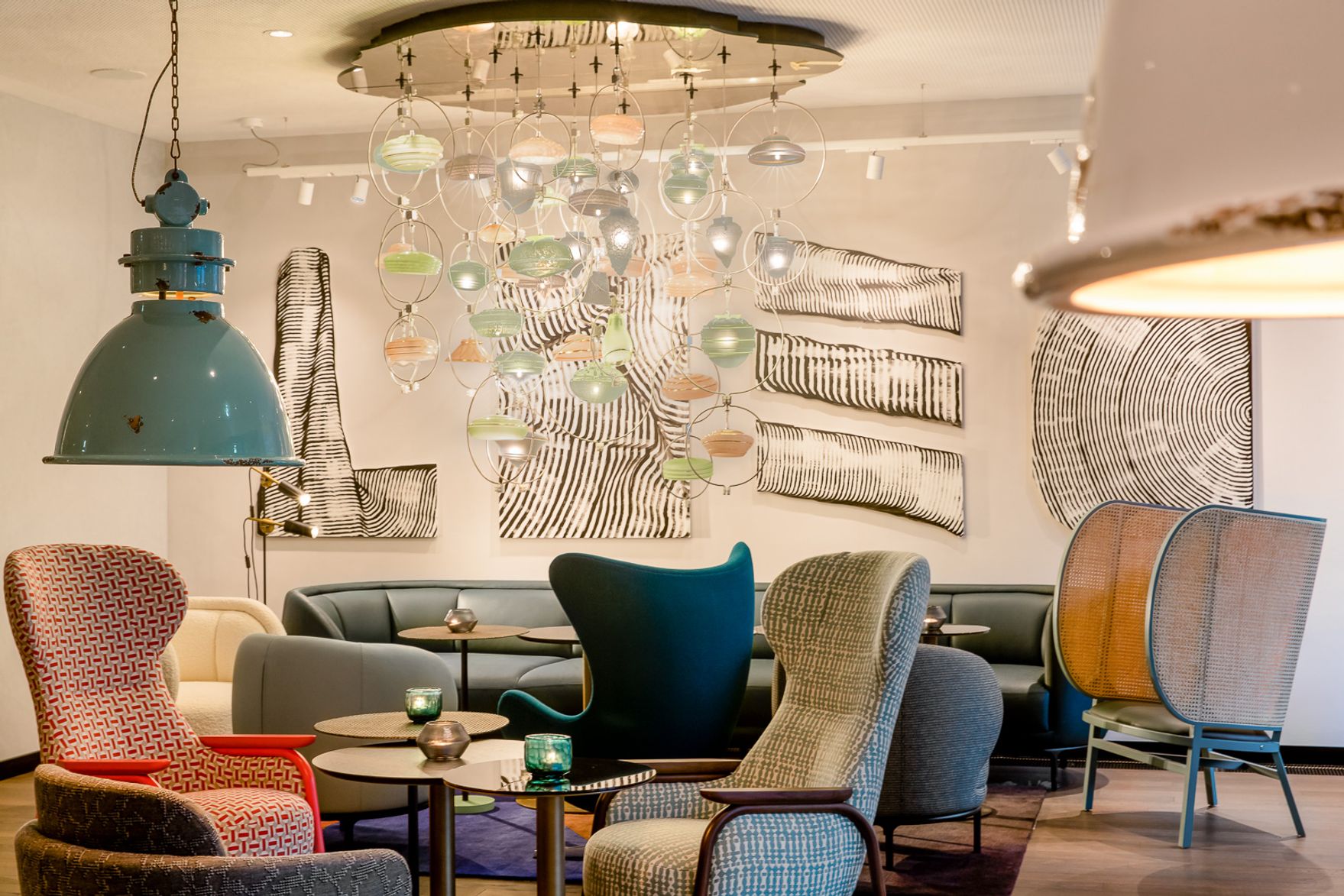 hotel Linz Hauptplatz Motel One bright lounge with several armchairs and large couch