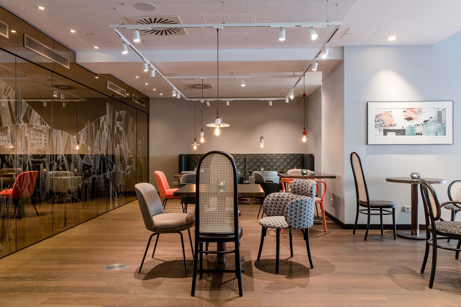 Designhotel Linz Hauptplatz Motel One heller Raum mit mehreren Tischen und Stühlen