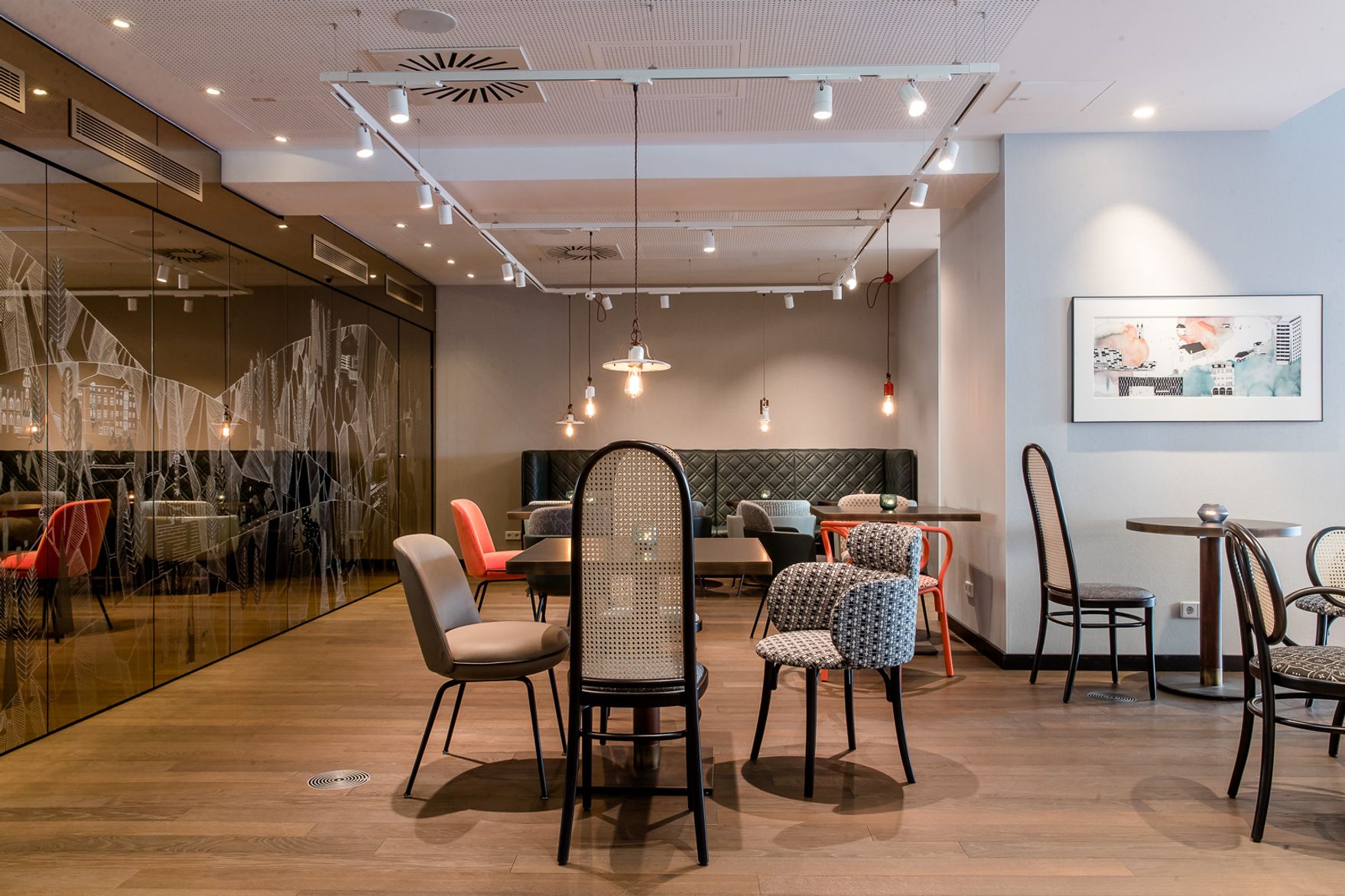 designhotel Linz Hauptplatz Motel One bright room with several tables and chairs