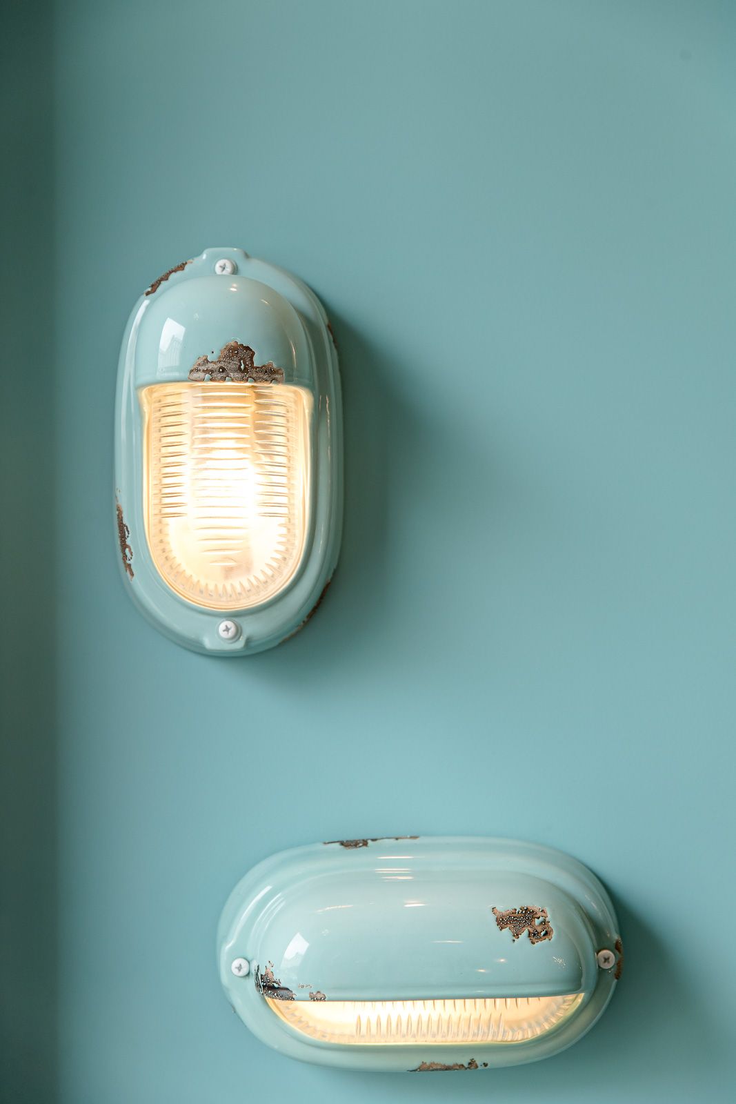 Designhotel Linz Hauptplatz Motel One Nahaufnahme zwei Lampen auf Wand in hellem türkis