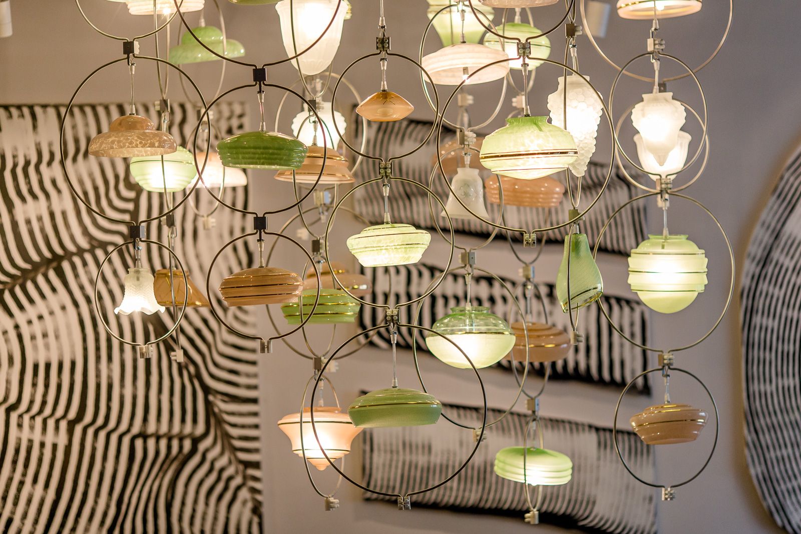 Designhotel Linz Hauptplatz Motel One Nahaufnahme bunte Lampen