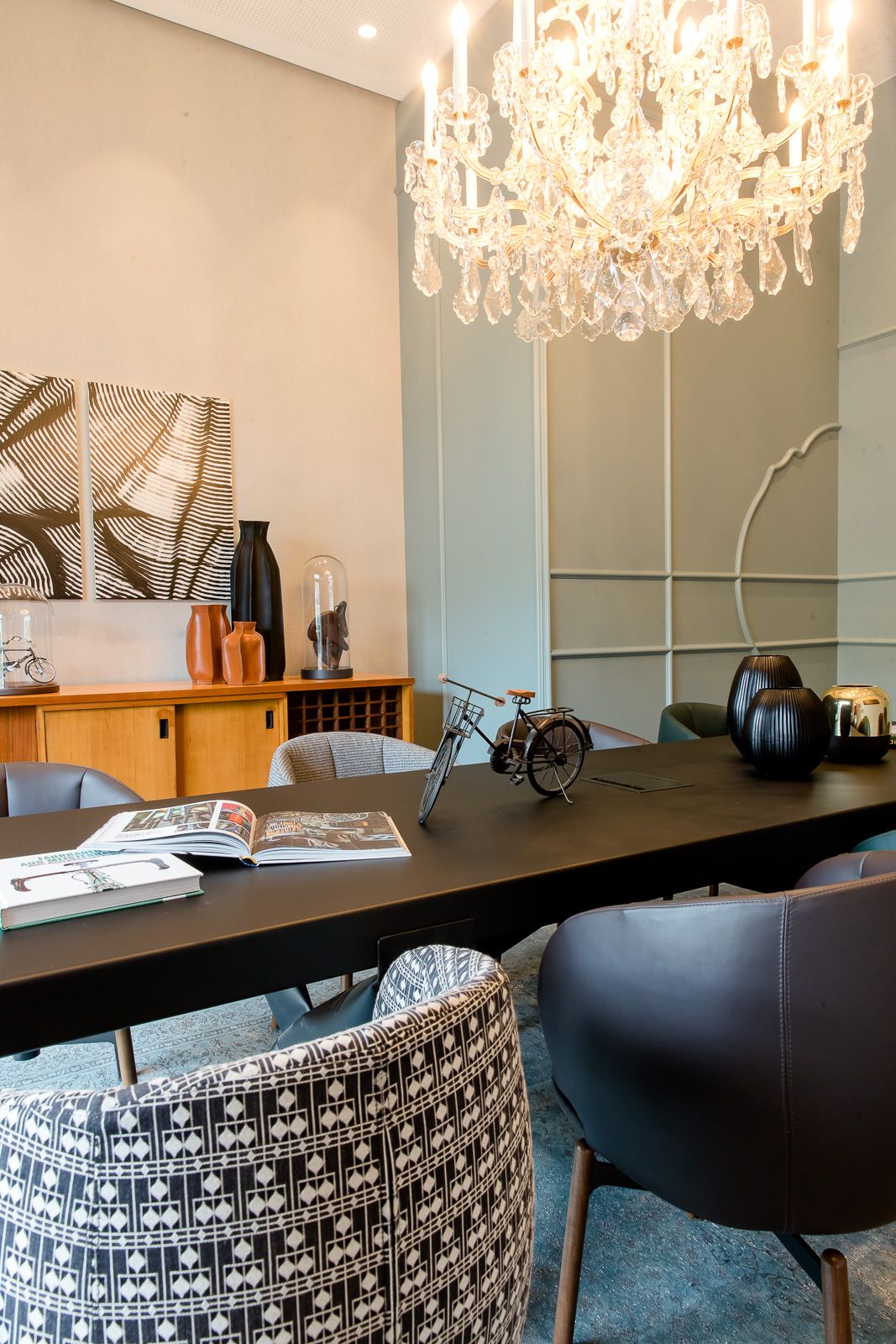 Designhotel Linz Hauptplatz Motel One Blick auf Tisch mit Stühlen in hellem Raum