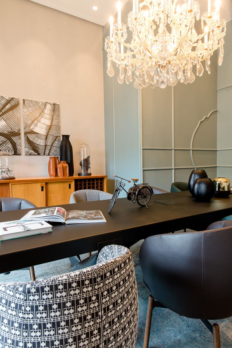 designhotel Linz Hauptplatz Motel One view of table with chairs in bright room