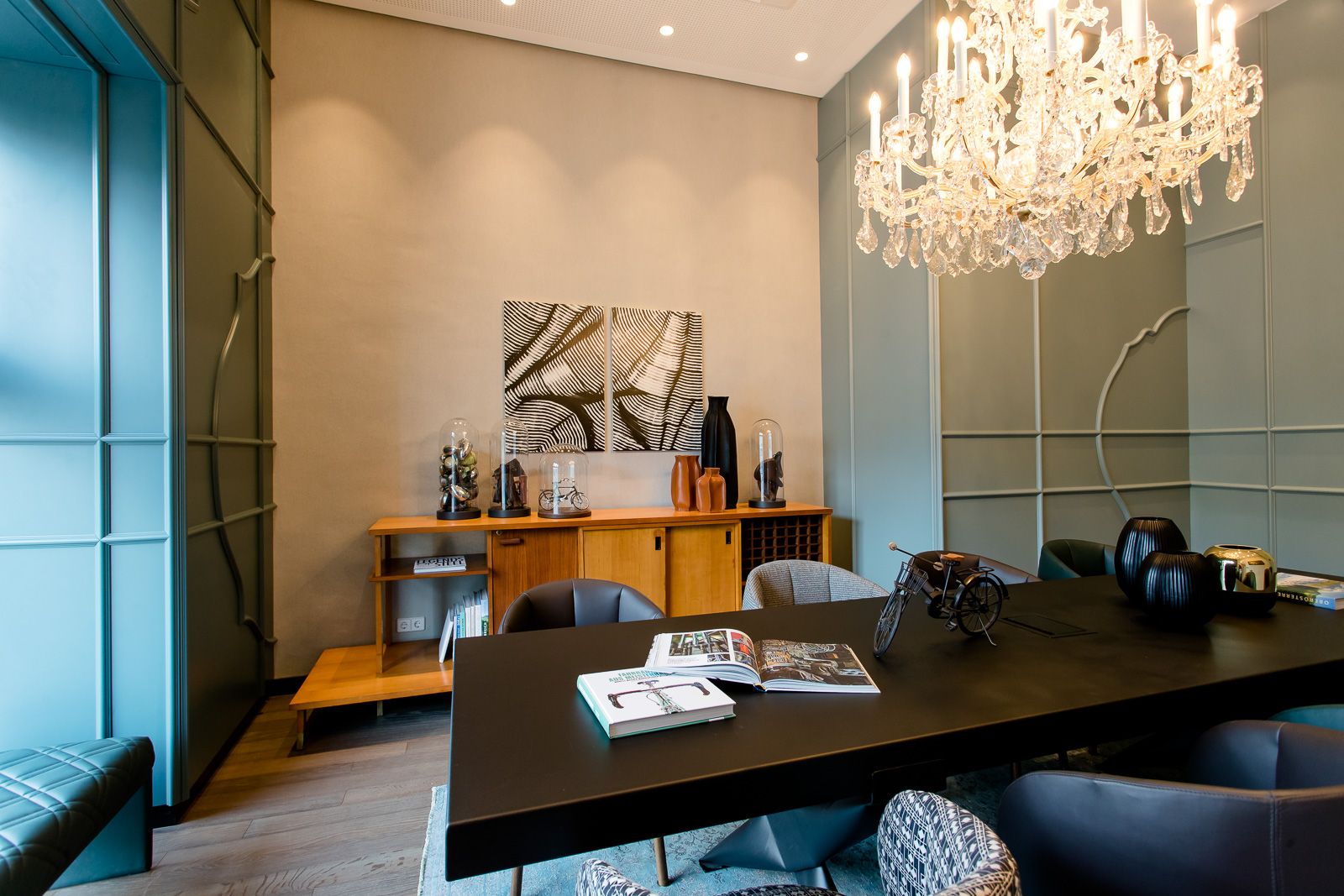 Designhotel Linz Hauptplatz Motel One lichtdurchfluteter Raum mit langem Tisch und Stühlen