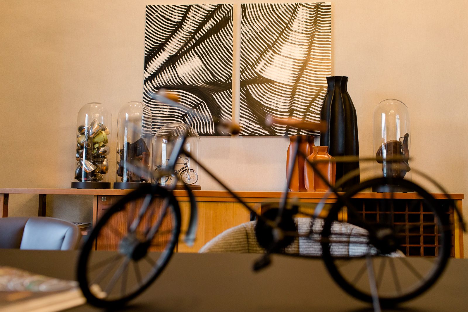 Designhotel Linz Hauptplatz Motel One Nahaufnahme kleines Fahrrad als Dekoration auf einem Tisch