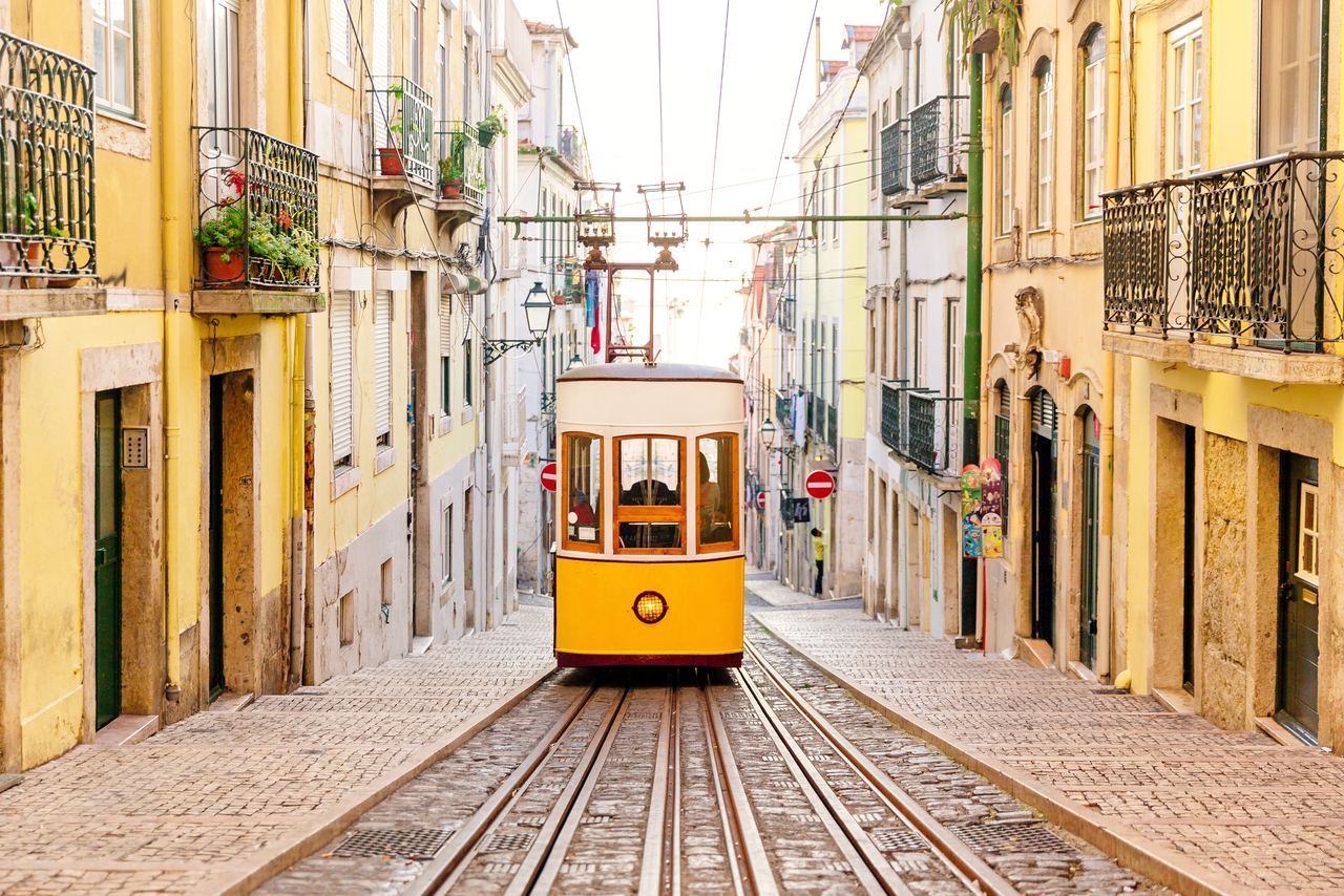 Lissabon Stadt mit gelber Tram