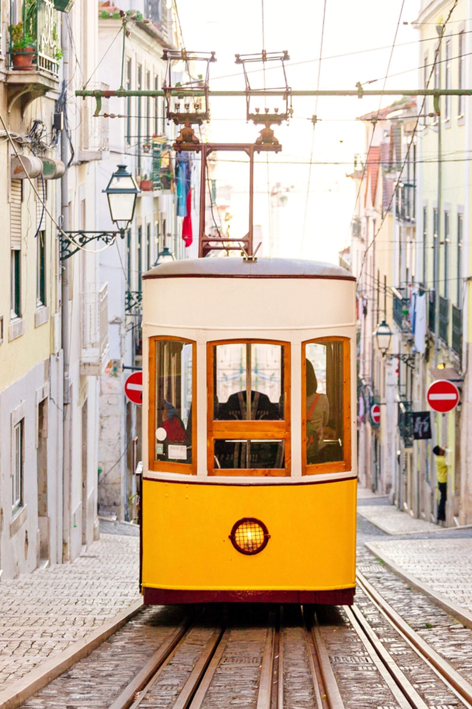 Lissabon Straße mit gelber Straßenbahn
