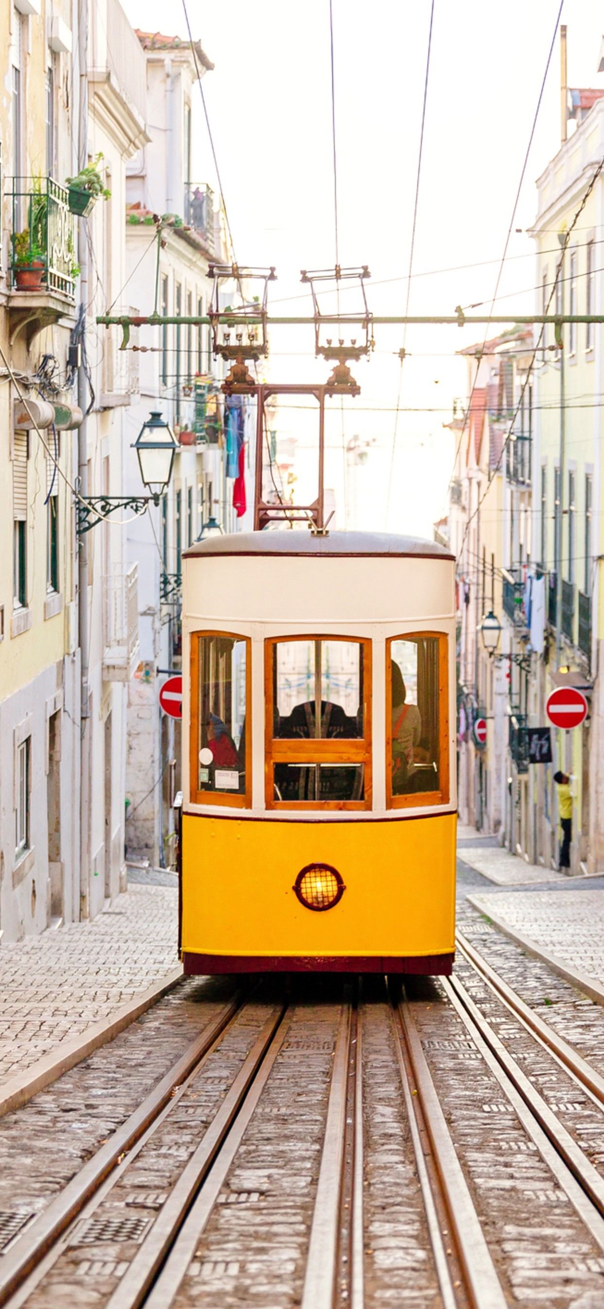 Lissabon Straße mit gelber Straßenbahn Lissabon Straße mit gelber Straßenbahn
