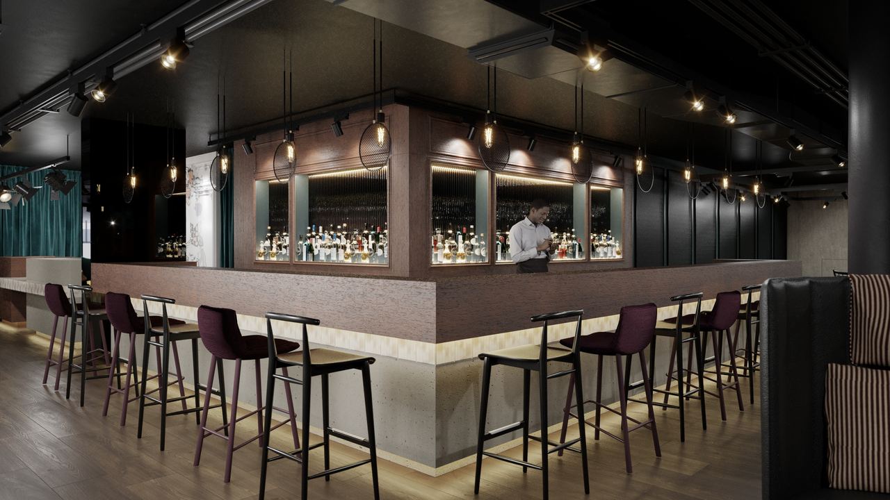Moderne Hotelbar mit stimmungsvoller Beleuchtung, hohen Barhockern und breiter Theke, an der ein Barkeeper Getränke vorbereitet. Einladendes Ambiente für entspannte Abende und gesellige Treffen.
