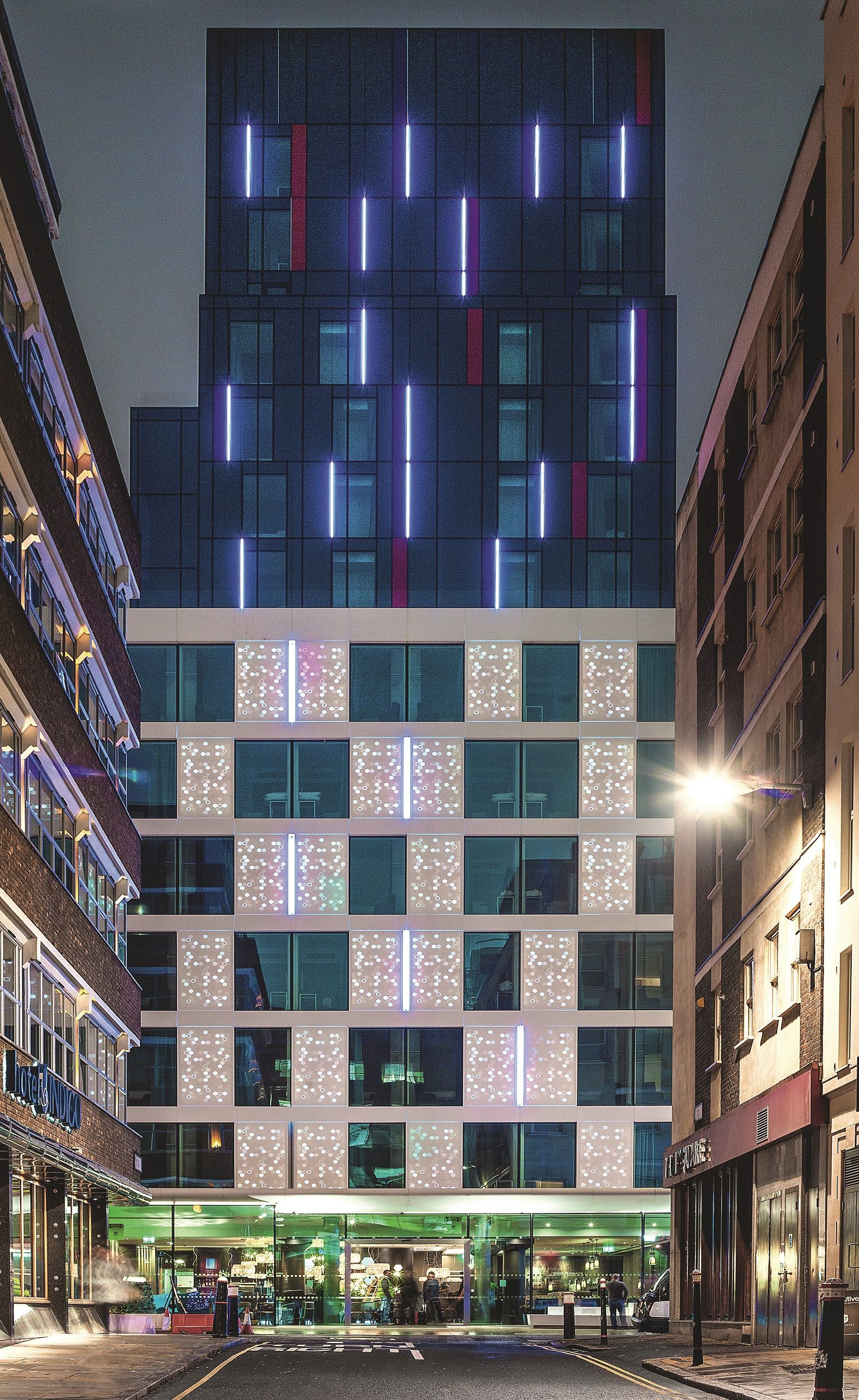 Hotel London Tower Hill Motel One Gebäude von außen bei Abend