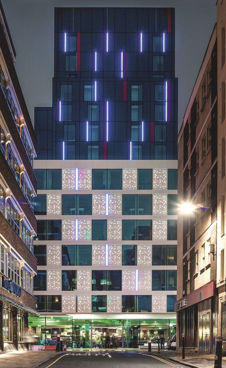 Hotel London Tower Hill Motel One Gebäude von außen bei Abend