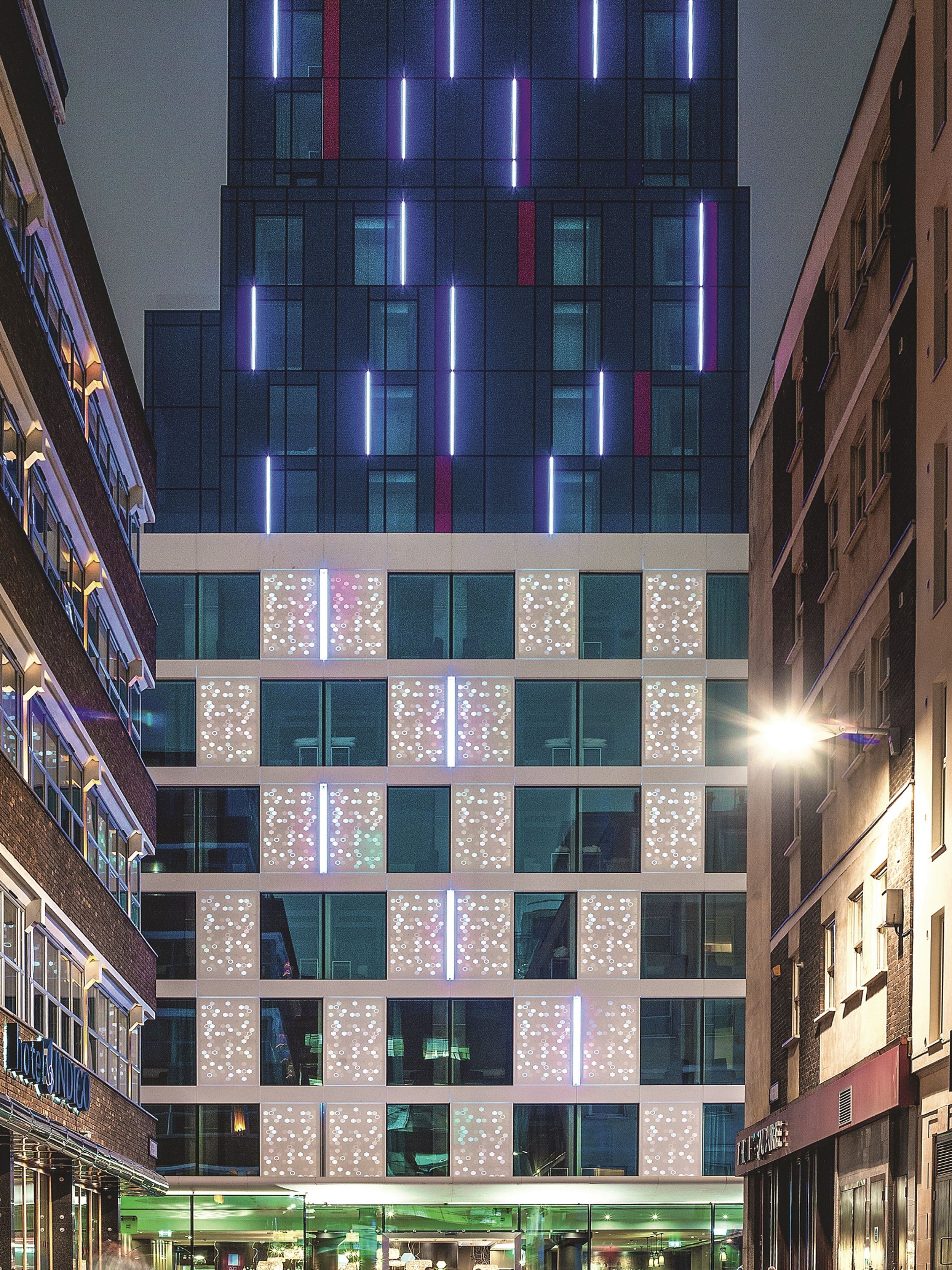 hotel London Tower Hill Motel One building from the outside in the evening