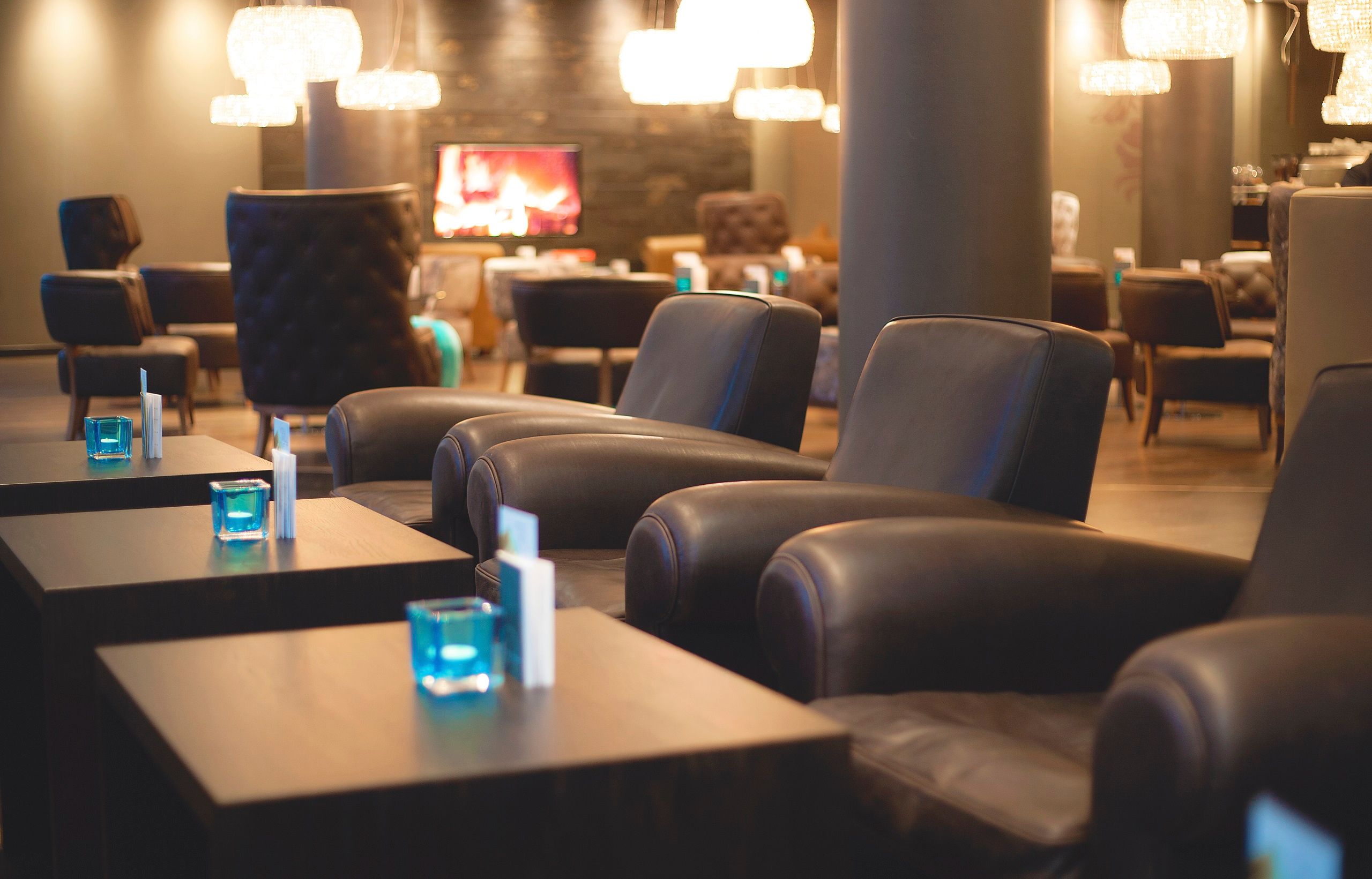 Hotel London Tower Hill Motel One Lounge mit Fokus auf Tische und Sessel im Vordergrund