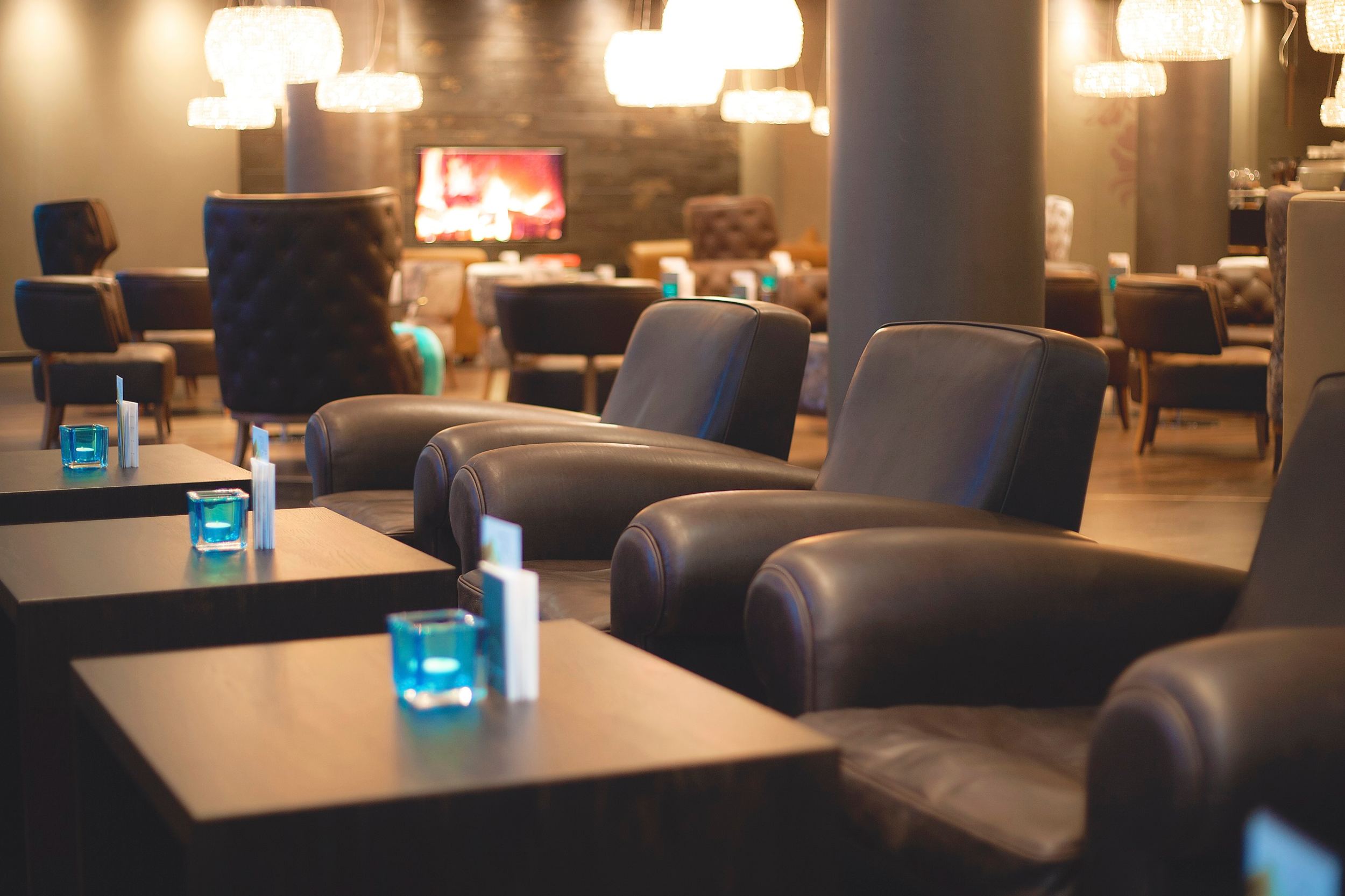 hotel London Tower Hill Motel One lounge with focus on tables and armchairs in the foreground