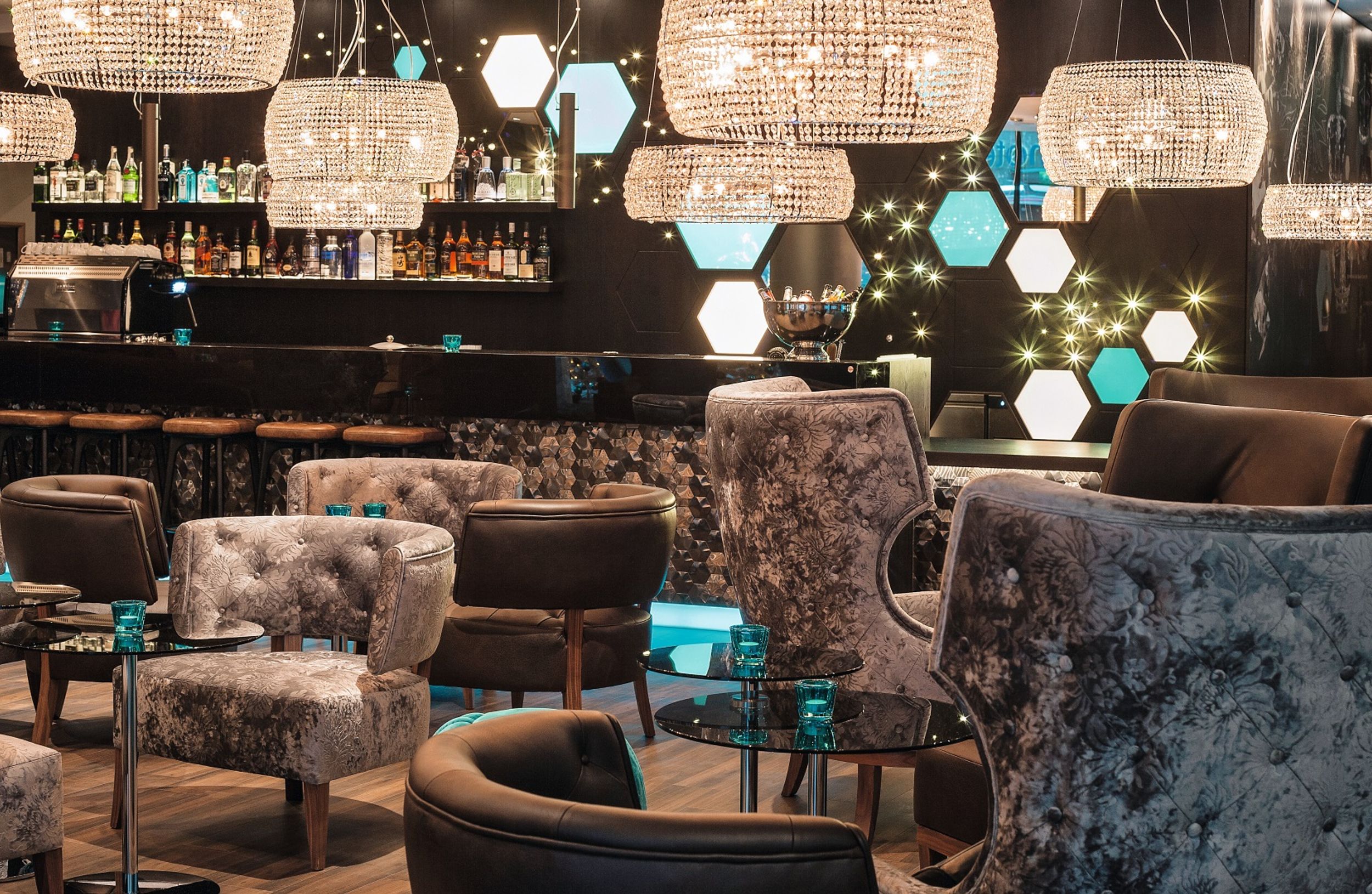 Hotel London Tower Hill Motel One Bar und Lounge mit mehreren Sesseln