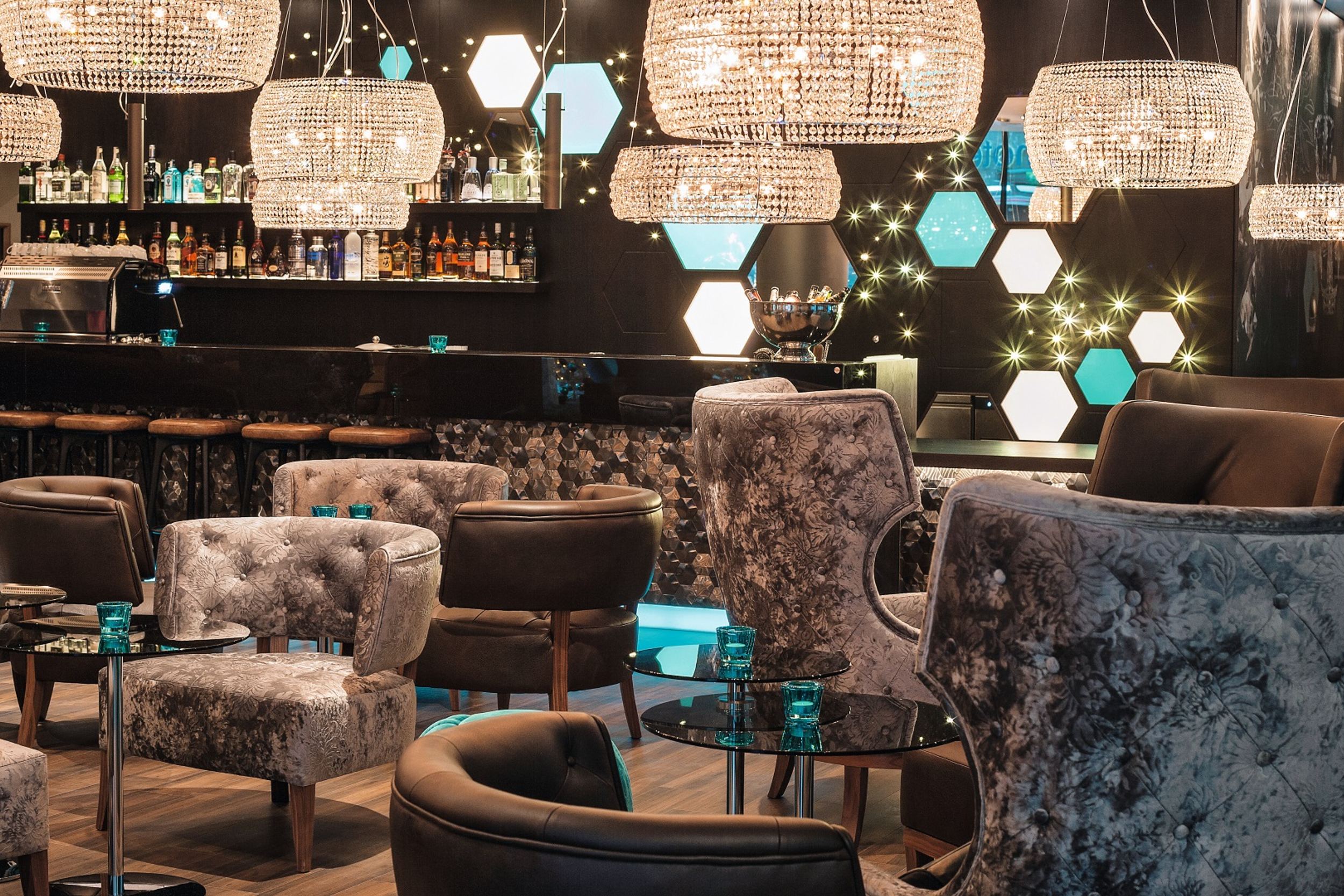 hotel London Tower Hill Motel One bar and lounge with several armchairs