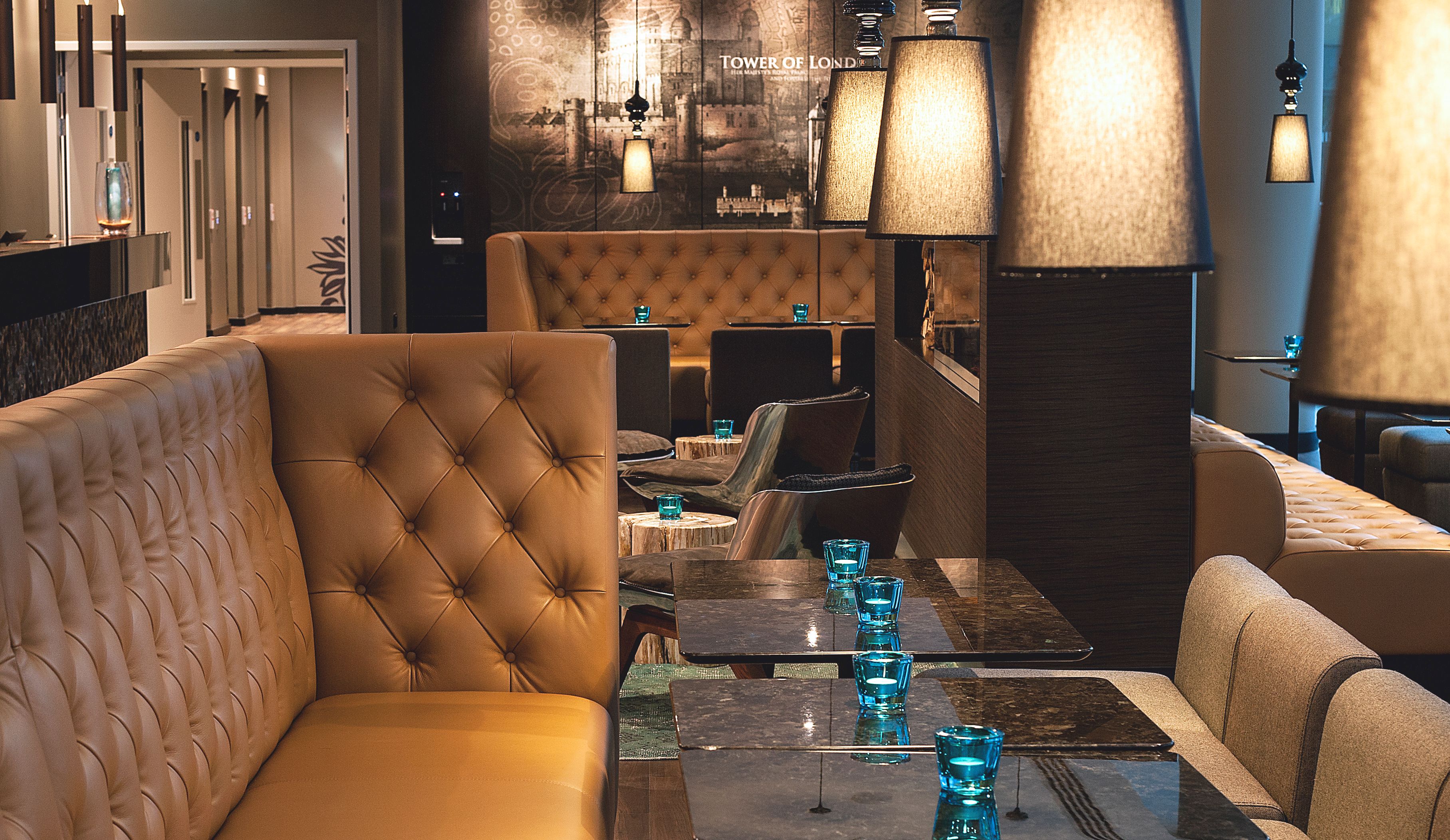 Hotel London Tower Hill Motel One Lounge mit Couch sowie mehreren Sesseln und Tischen