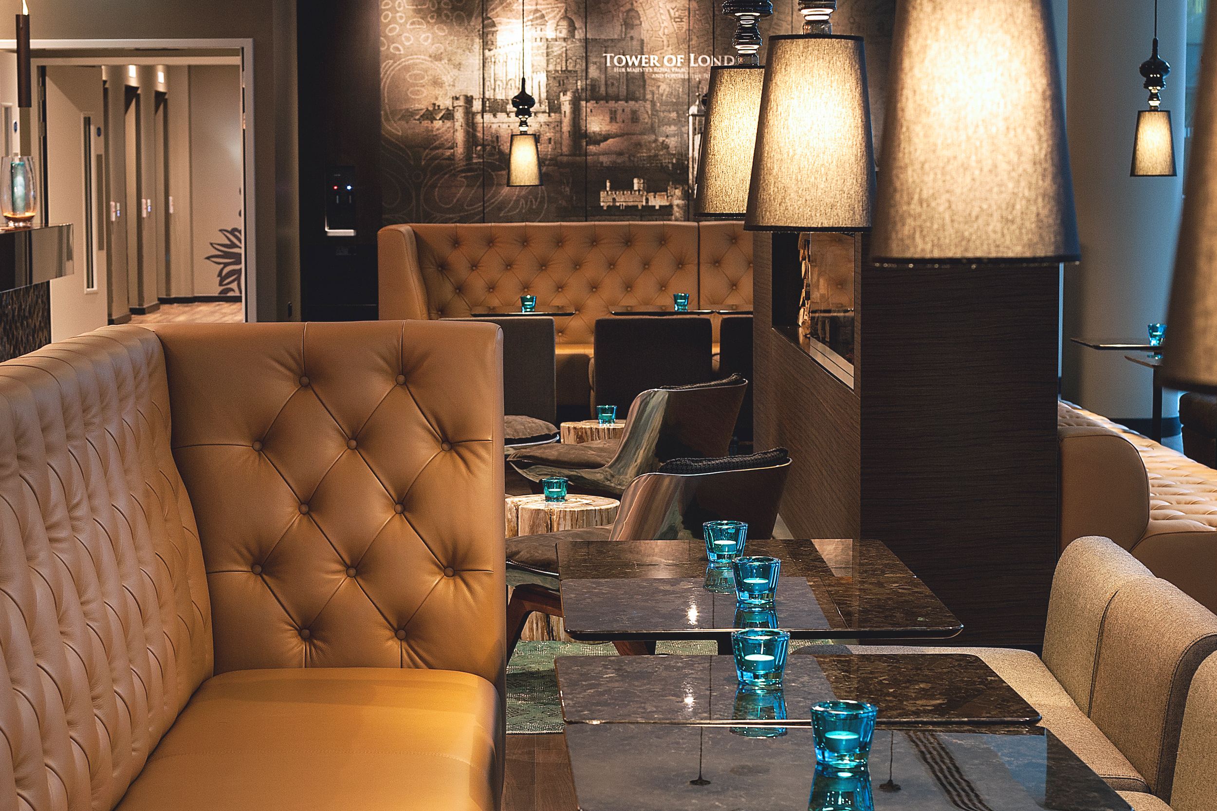 hotel London Tower Hill Motel One lounge with couch and several armchairs and tables