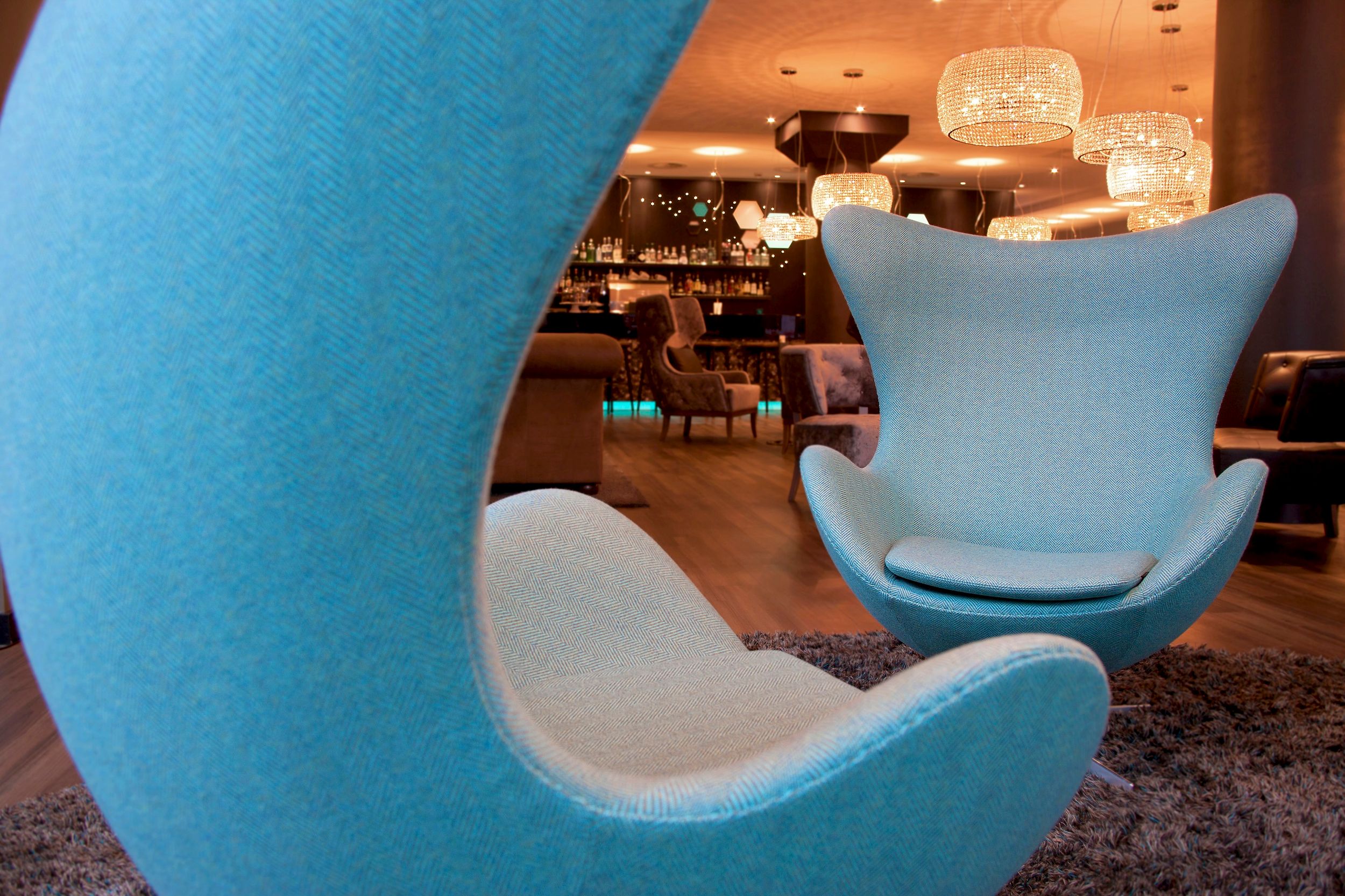 Hotel London Tower Hill Motel One Lounge mit zwei Egg chairs im Vordergrund