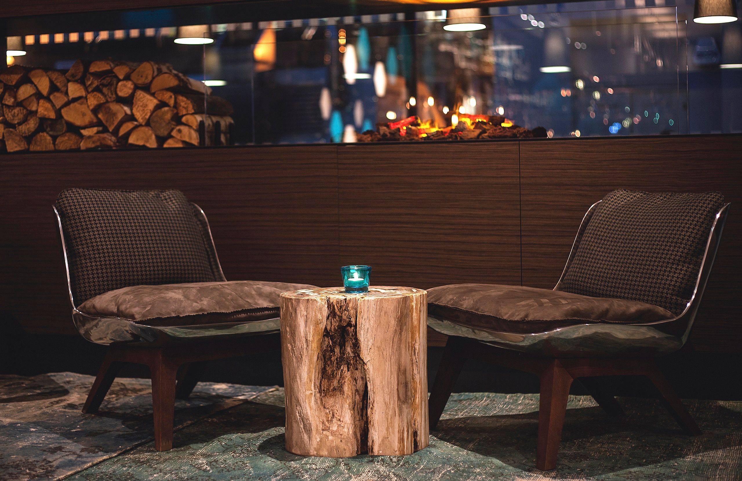 Hotel London Tower Hill Motel One Blick auf zwei Sessel mit Beistelltisch vor Kaminfeuer