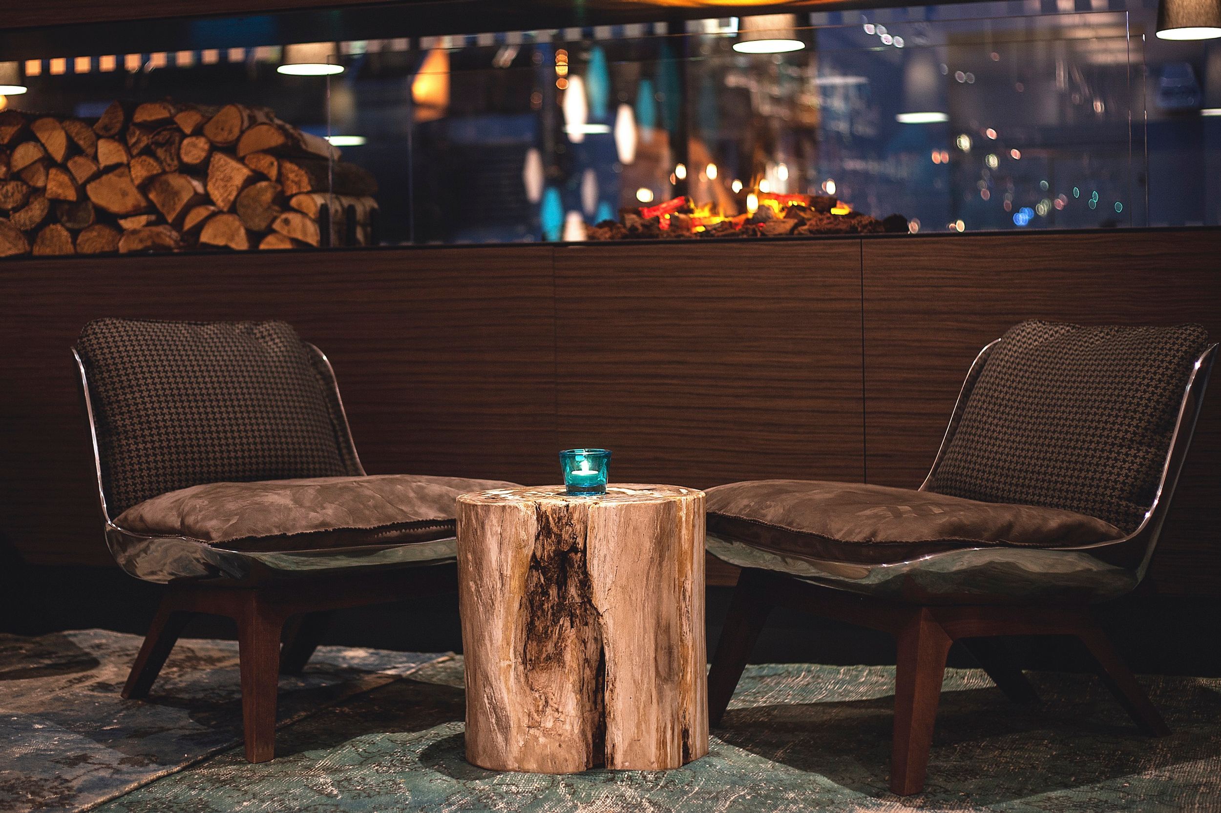 hotel London Tower Hill Motel One view of two armchairs with side table in front of the fireplace