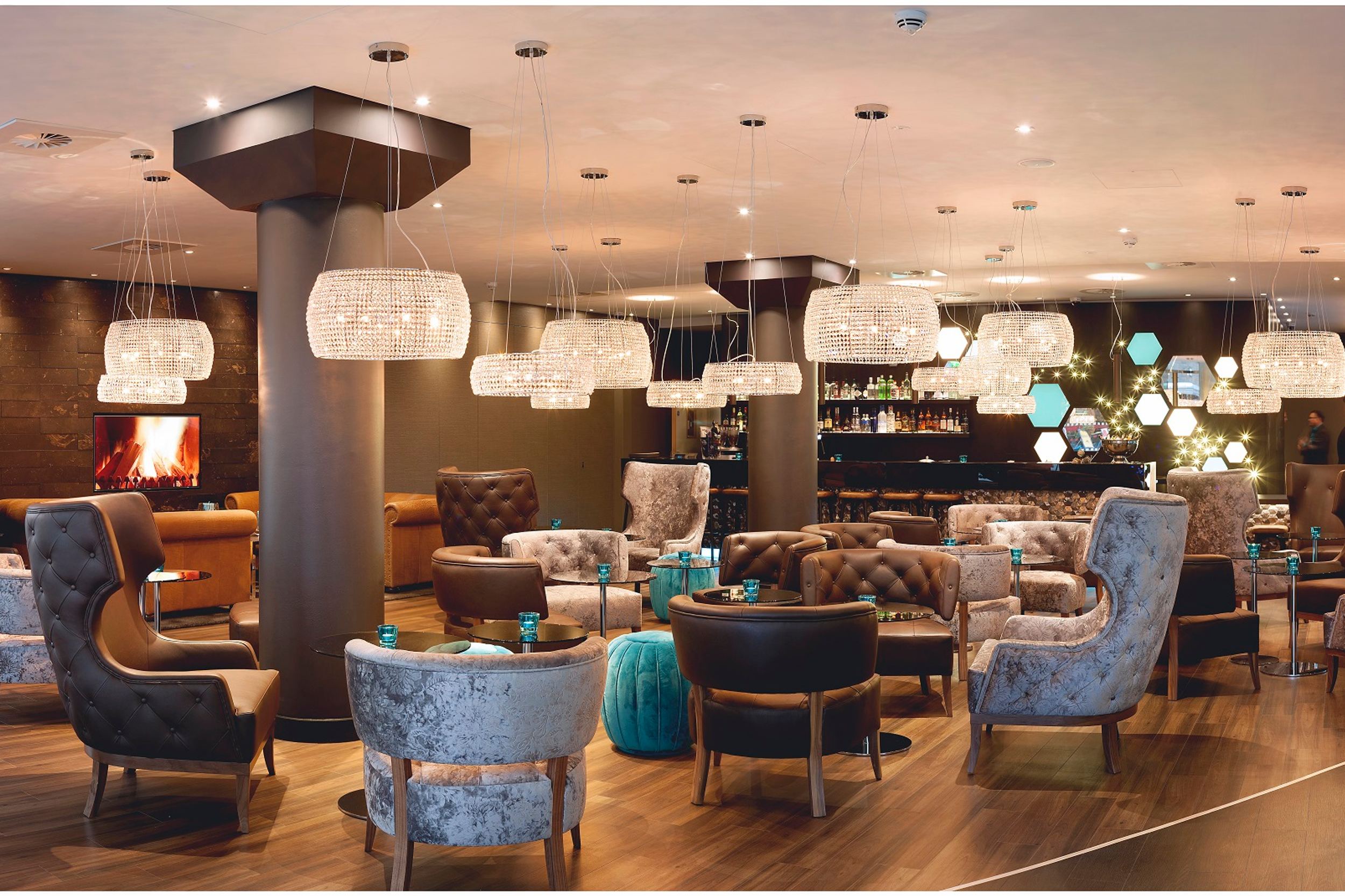 hotel London Tower Hill Motel One large lounge with several armchairs and bar in the background