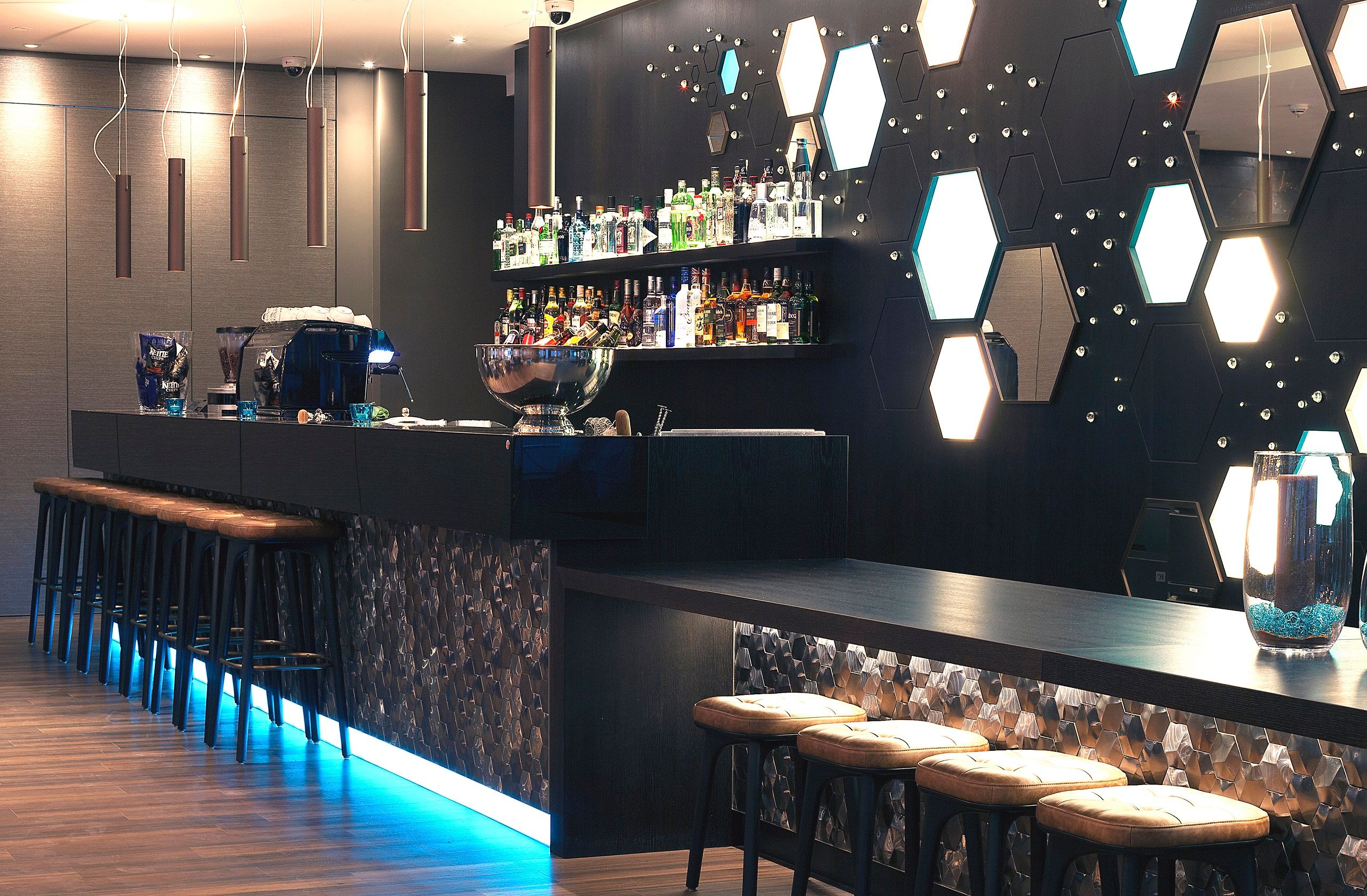 Hotel London Tower Hill Motel One seitlicher Blick auf Bar mit Barhockern