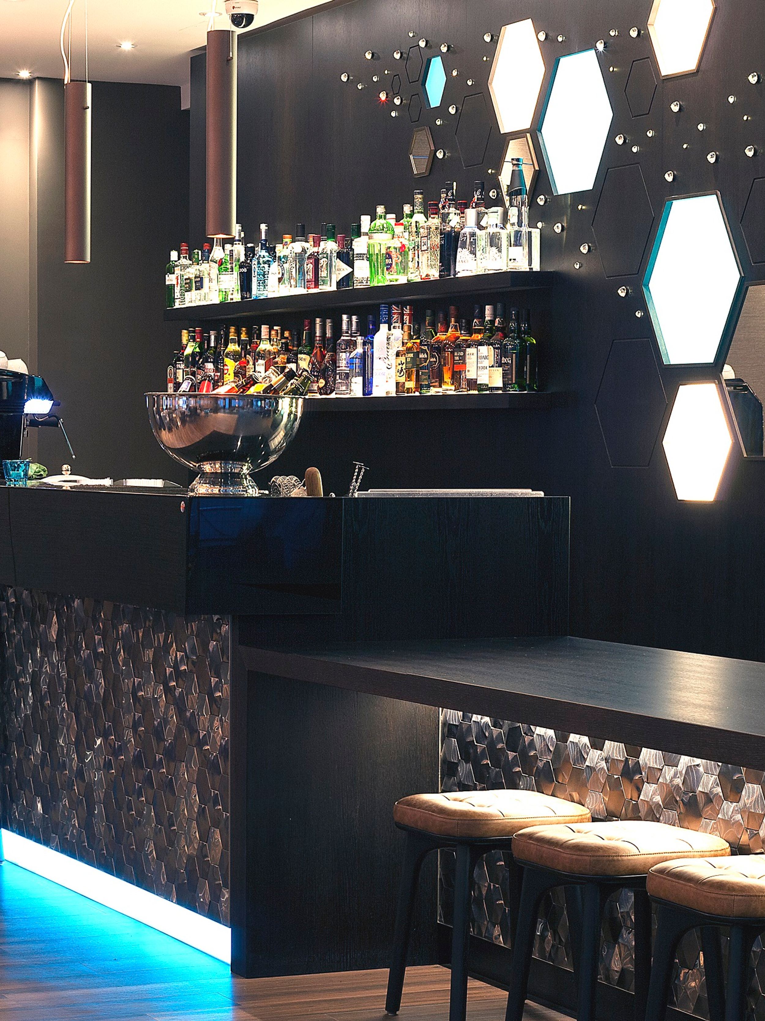 hotel London Tower Hill Motel One side view of bar with bar stools