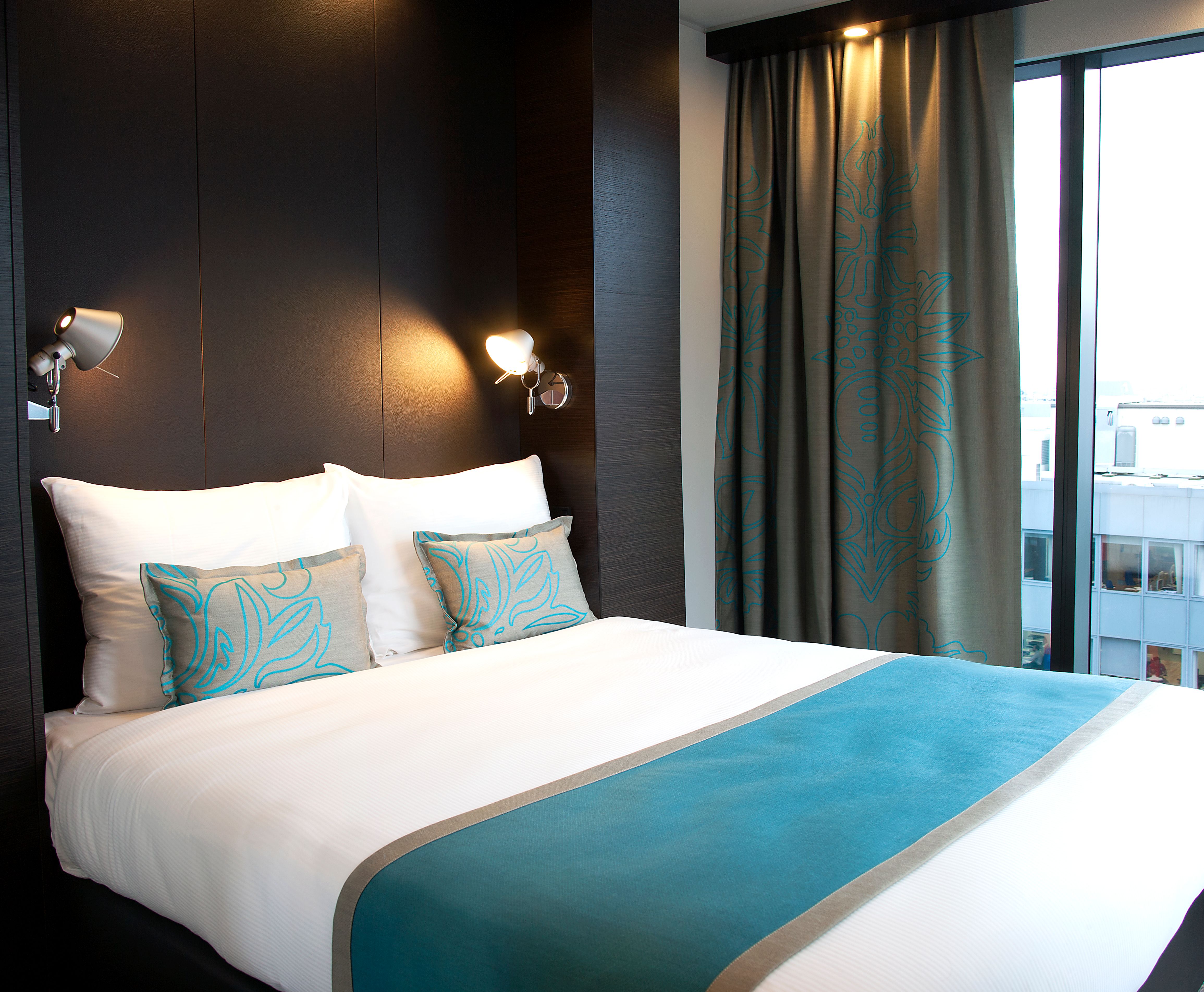 Hotel London Tower Hill Motel One helles Zimmer mit Doppelbett und bodentiefem Fenster