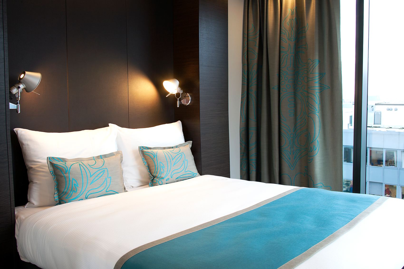 Hotel London Tower Hill Motel One helles Zimmer mit Doppelbett und bodentiefem Fenster