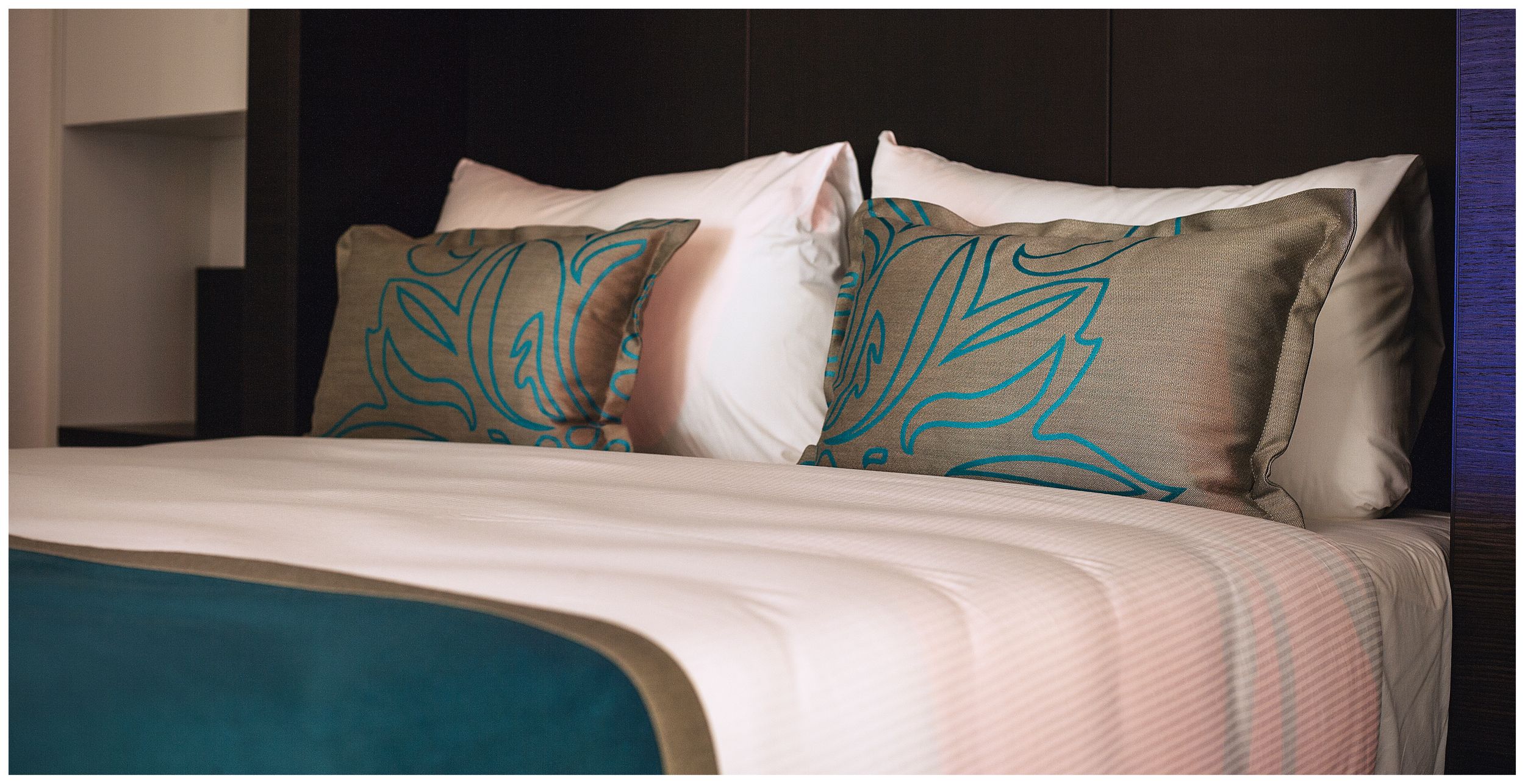 Hotel London Tower Hill Motel One seitlicher Blick auf Doppelbett mit Zierkissen