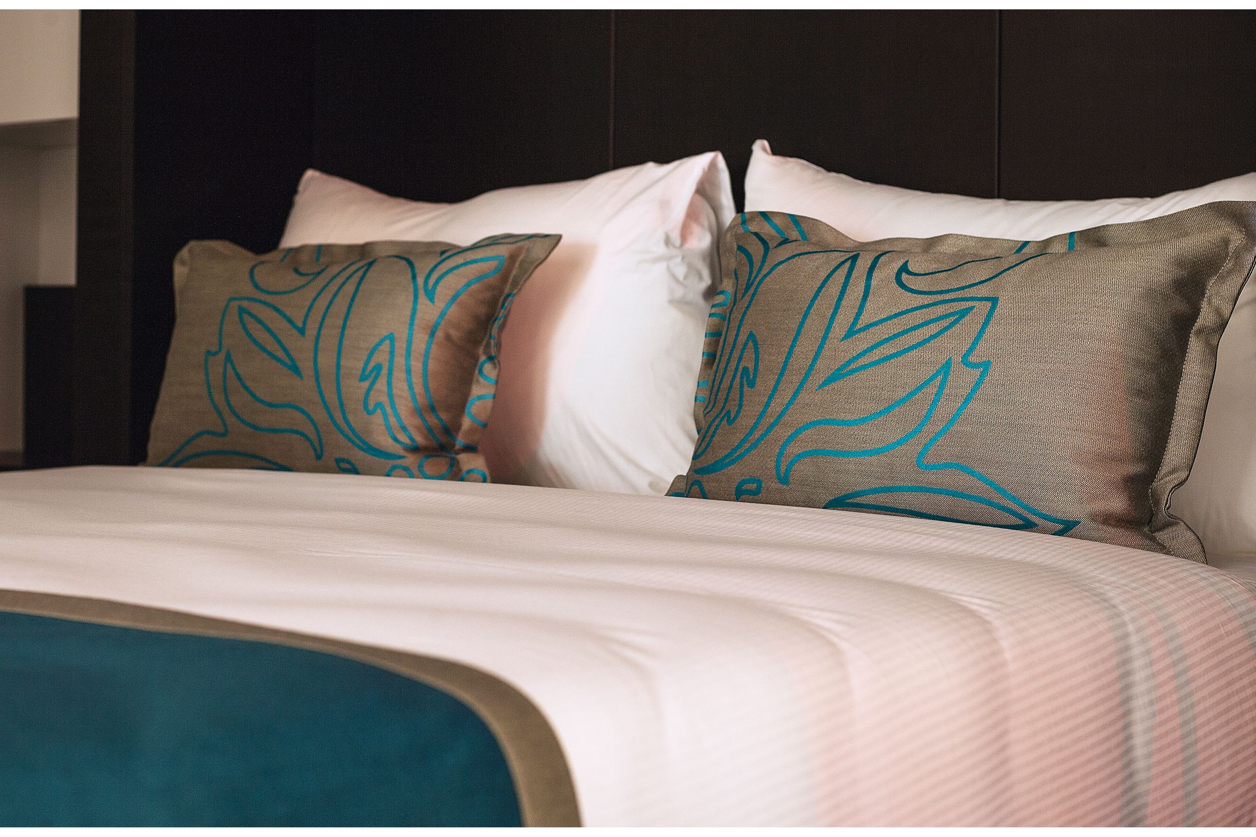 Hotel London Tower Hill Motel One side view of double bed with decorative cushions