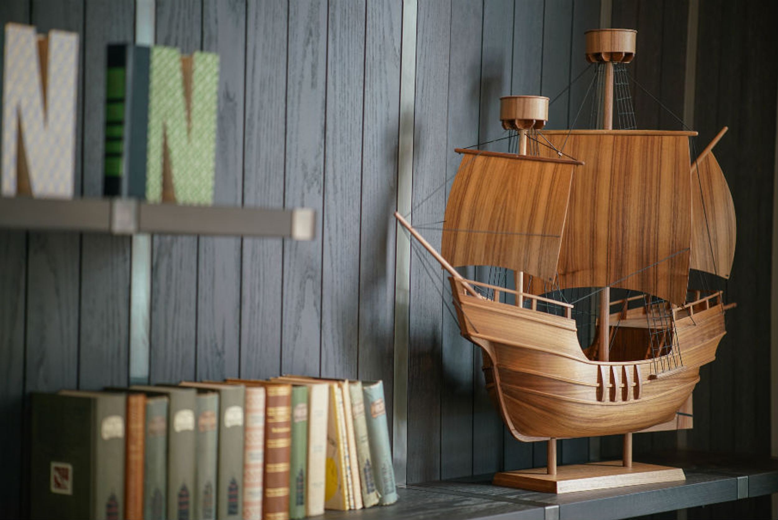 Hotel Lübeck Motel One Nahaufnahme Schiff aus Holz in Regal