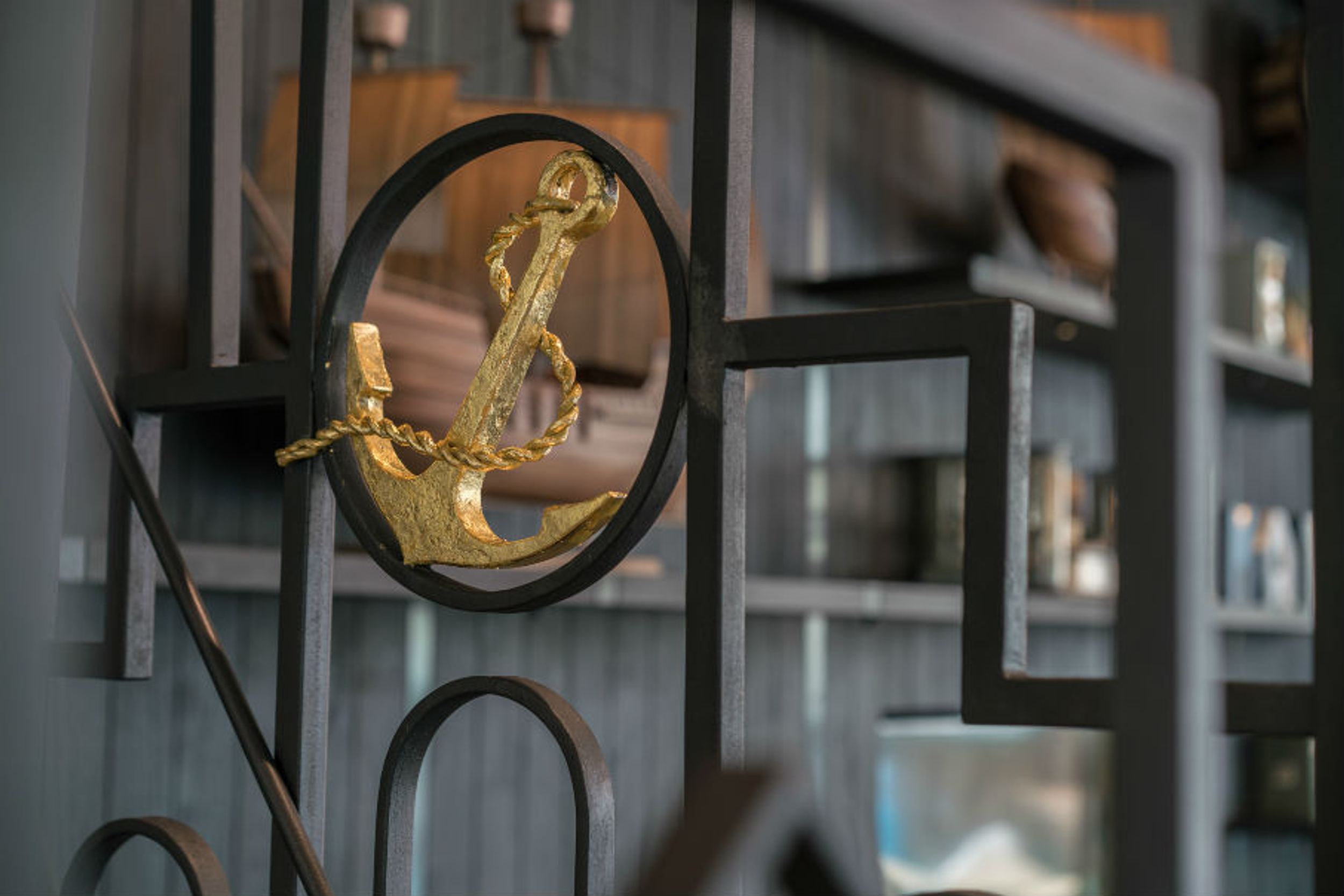 Designhotel Lübeck Motel One Detailaufnahme goldener Anker