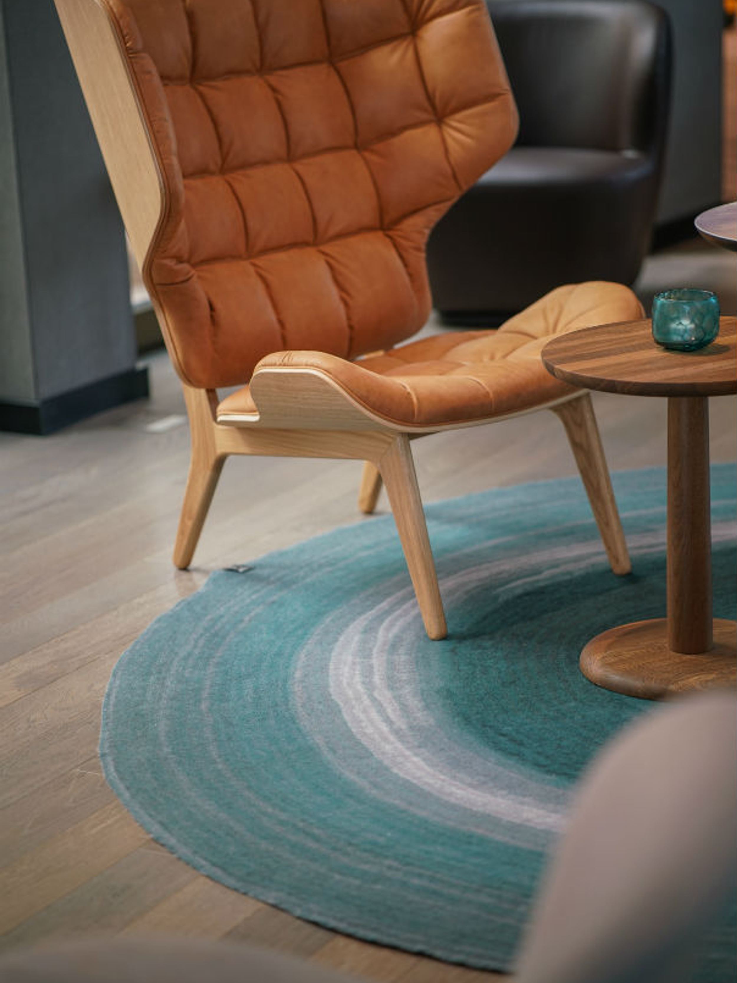 Hotel Lübeck Motel One Sessel auf rundem Teppich